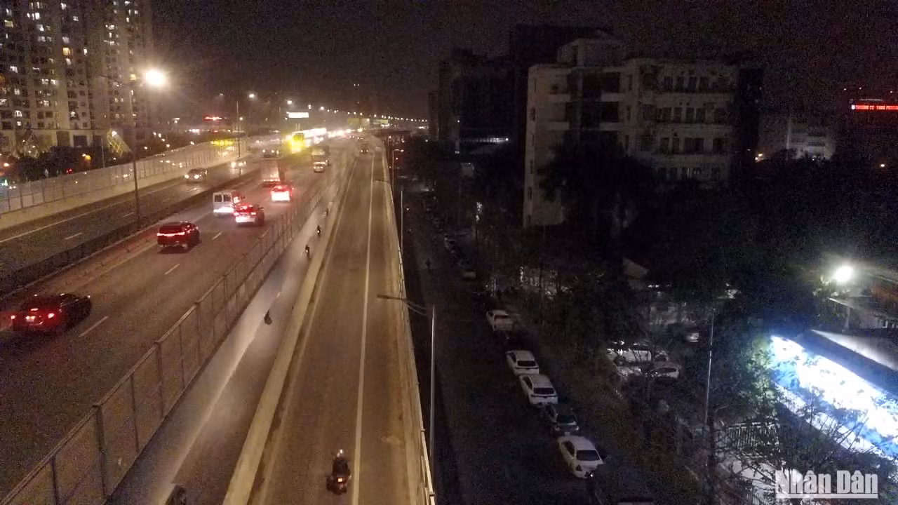 Mặc dù đã về khuya, nhưng lượng xe tới nối đuôi xếp lốt vẫn không dừng. Mặc dù đã về khuya, nhưng lượng xe tới nối đuôi xếp lốt vẫn không dừng.