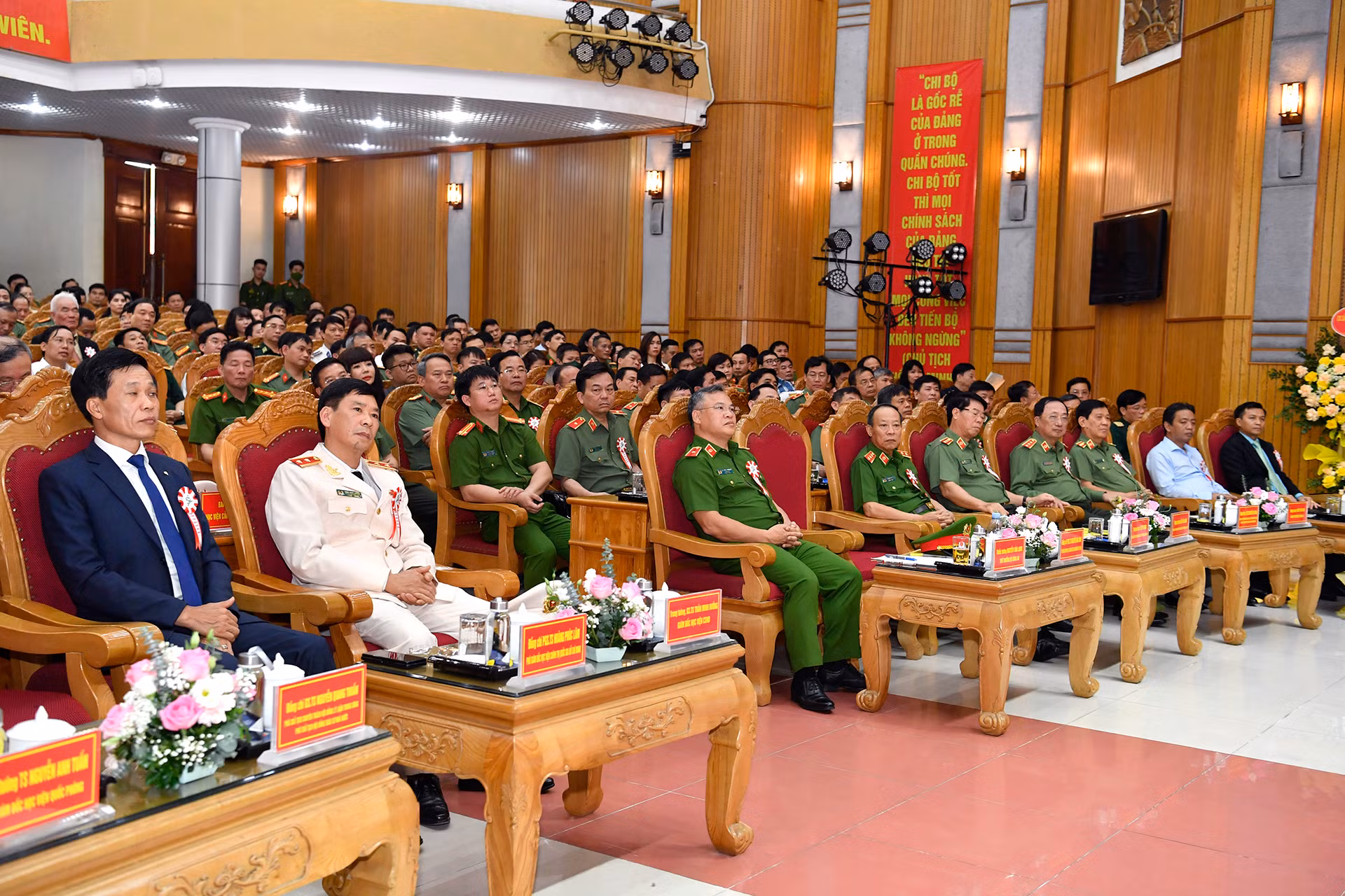 [Ảnh] Học viện Cảnh sát nhân dân kỷ niệm 55 năm Ngày thành lập và đón nhận Huân chương Lao động hạng Nhì ảnh 2
