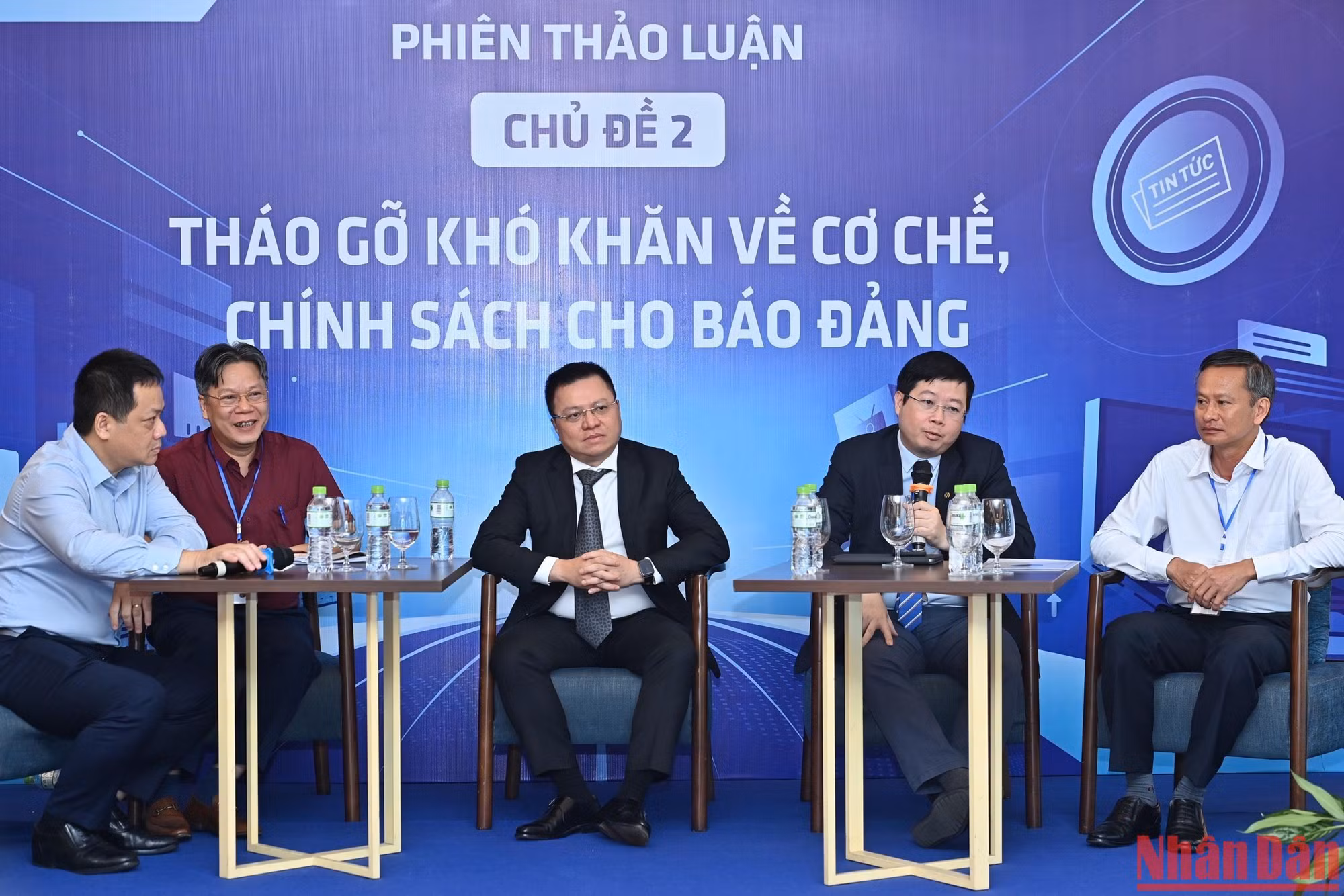 Tại phiên 2 với chủ đề Tháo gỡ khó khăn về cơ chế, chính sách cho báo Đảng, các đại biểu đã thẳng thắn đưa ra các ý kiến nhằm tìm hướng đi cho báo Đảng.