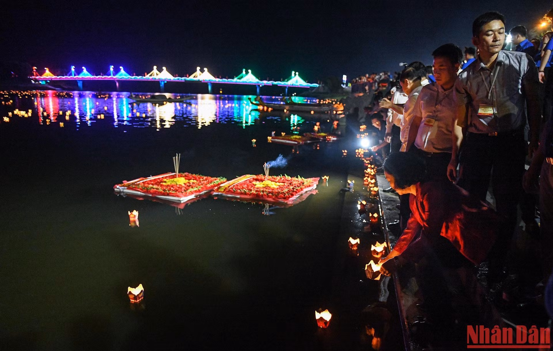 Những bông hoa đăng và những lời tri ân các anh hùng, liệt sĩ đã được gửi xuống sông Thạch Hãn.
