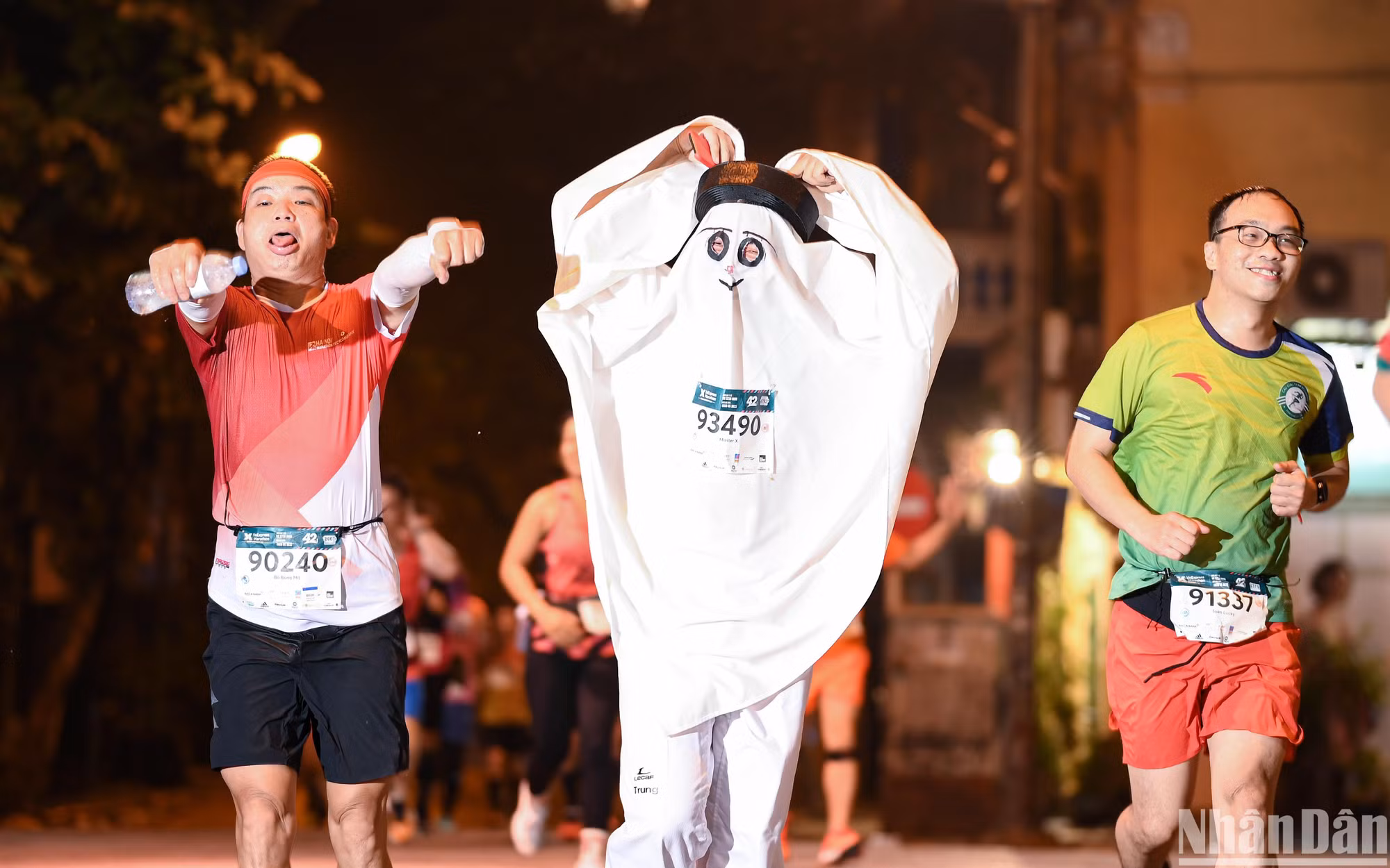 Một "runner" hoá trang thành linh vật World Cup 2022 trên đường chạy.