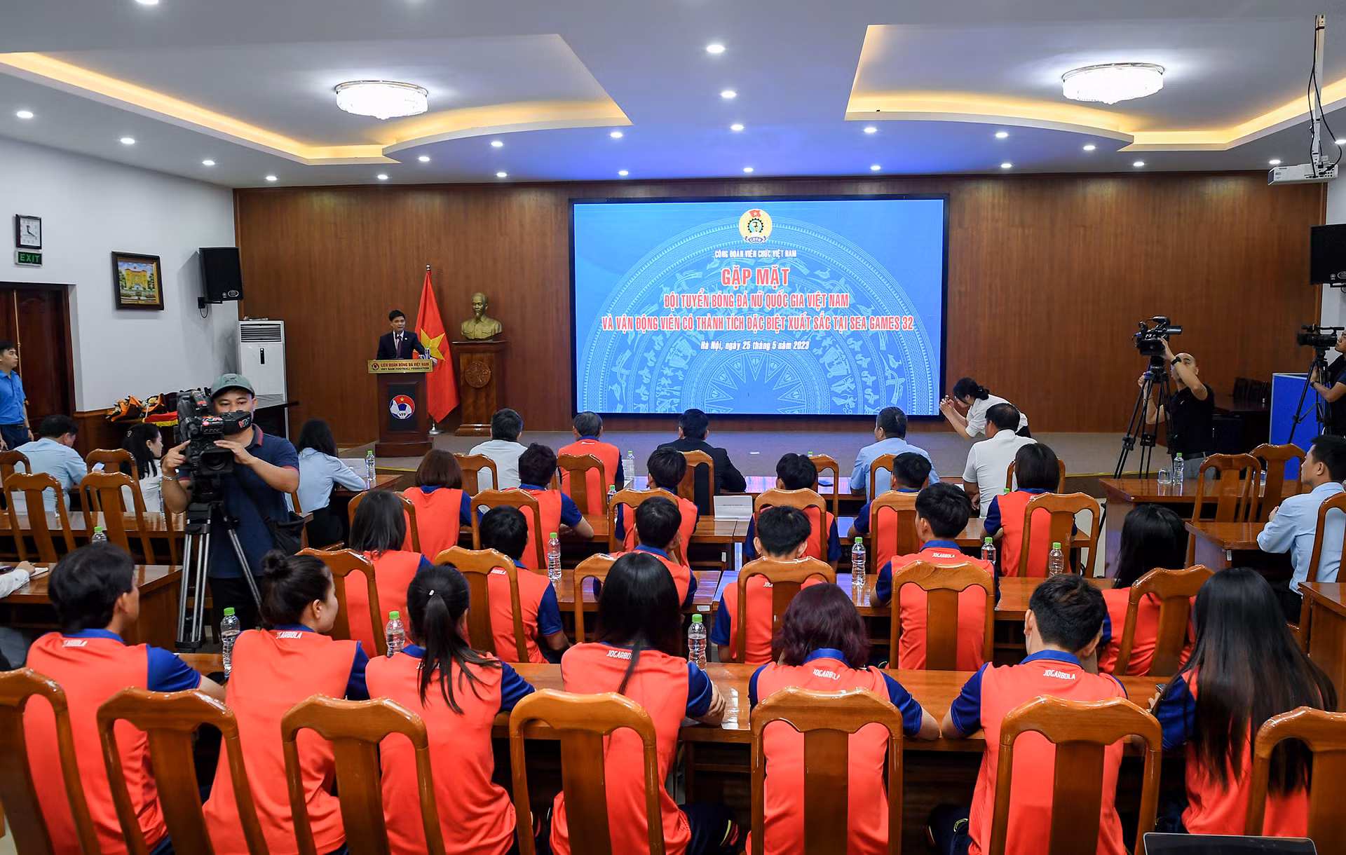 Quang cảnh buổi gặp mặt. Quang cảnh buổi gặp mặt.
