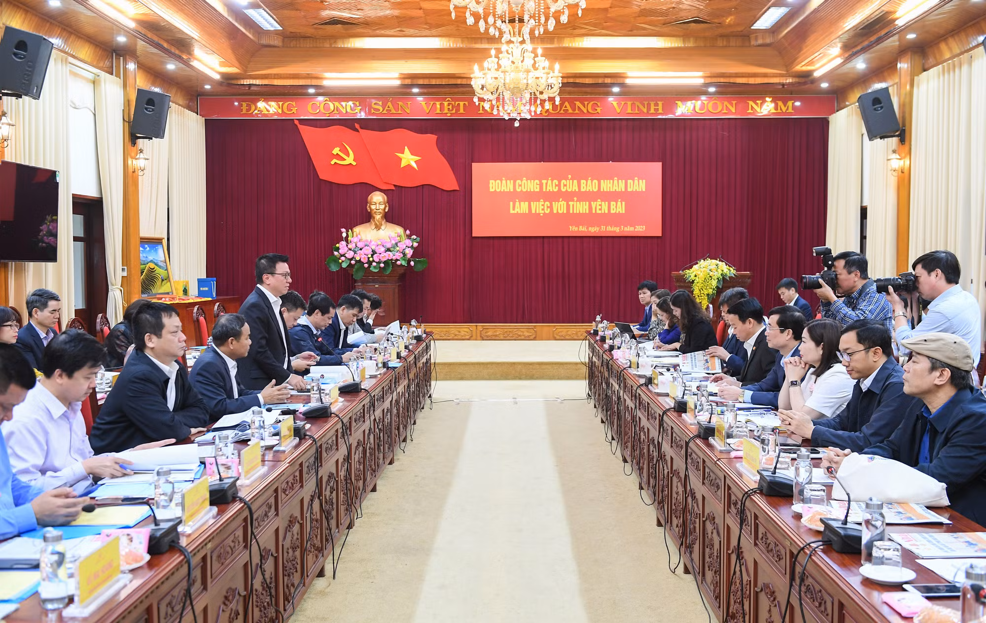 Quang cảnh buổi làm việc. Quang cảnh buổi làm việc.