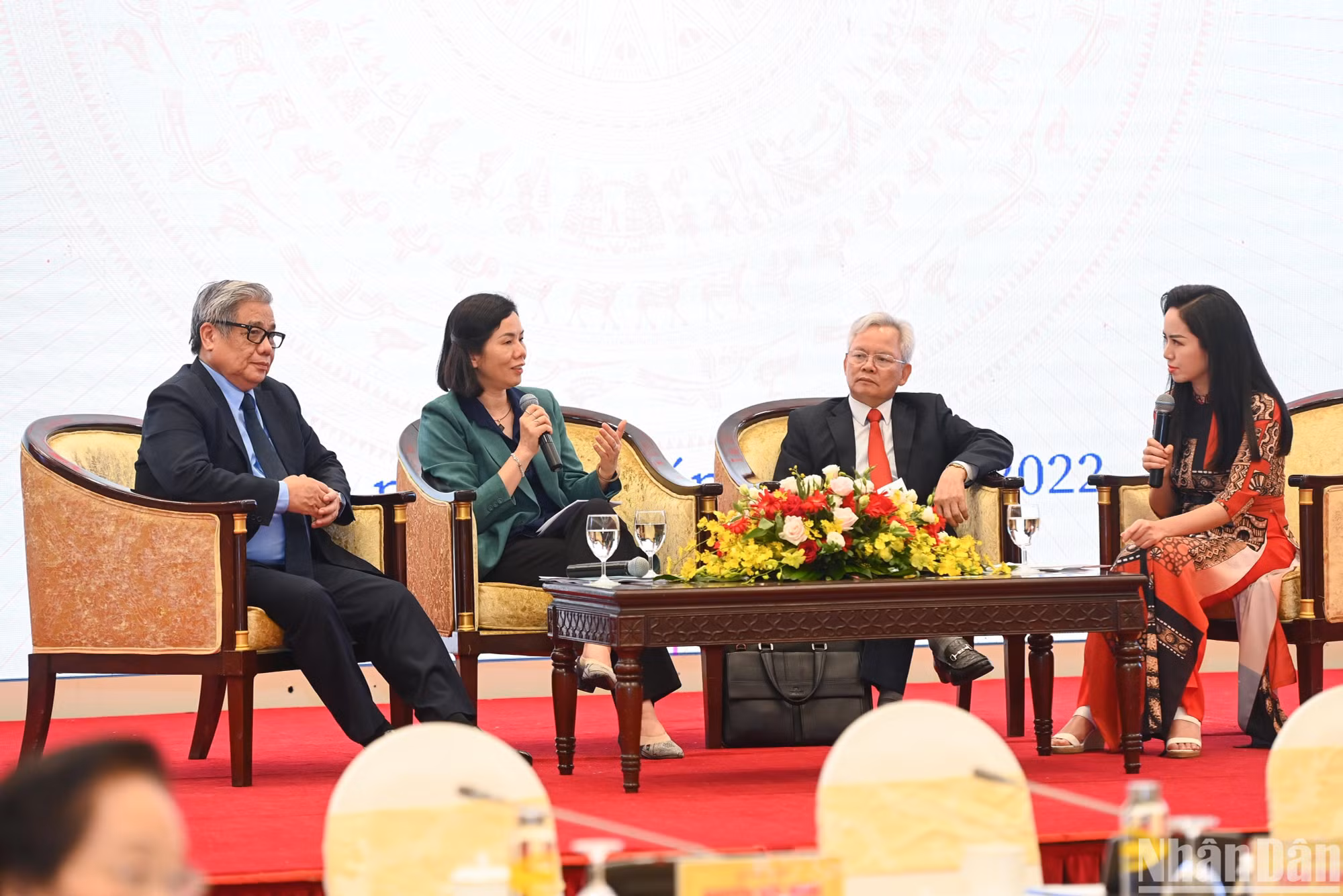Trong phiên Tọa đàm bàn tròn, các đại biểu trao đổi những vấn đề liên quan giá trị gia đình, các chuẩn mực con người trong giá trị gia đình đó. (Ảnh: THÀNH ĐẠT) Trong phiên Tọa đàm bàn tròn, các đại biểu trao đổi những vấn đề liên quan giá trị gia đình, các chuẩn mực con người trong giá trị gia đình đó. (Ảnh: THÀNH ĐẠT)