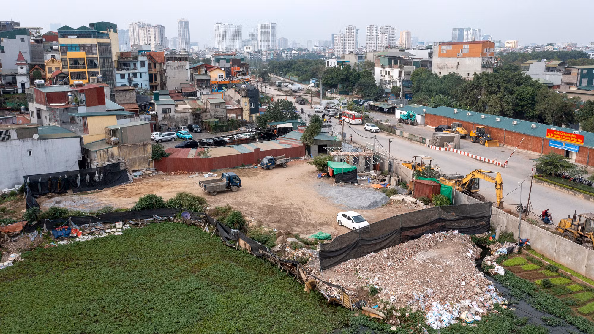Theo người dân, bãi tập kết vật liệu xây dựng (xi-măng, cát, đá, gạch…) đi vào hoạt động từ năm 2019, có diện tích khoảng 1000m2 nằm sát đường vành đai 2,5 và khu đông dân cư ngõ 192, đường Lê Trọng Tấn. Theo người dân, bãi tập kết vật liệu xây dựng (xi-măng, cát, đá, gạch…) đi vào hoạt động từ năm 2019, có diện tích khoảng 1000m2 nằm sát đường vành đai 2,5 và khu đông dân cư ngõ 192, đường Lê Trọng Tấn.