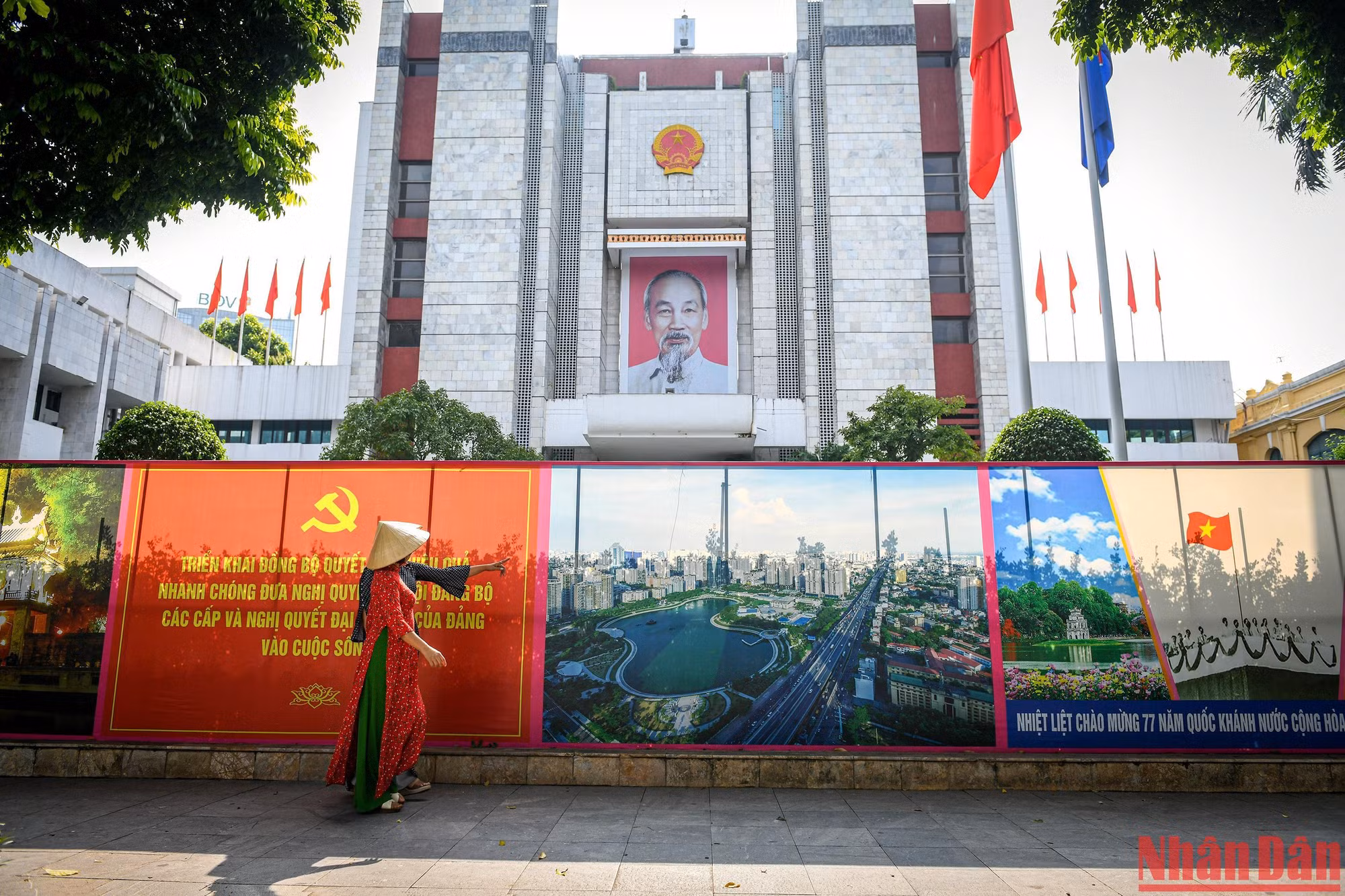 Hà Nội vừa sang thu, bước vào những ngày rực rỡ hơn bao giờ hết khi mọi nhà đều treo cờ đỏ sao vàng, mọi tuyến phố ngập tràn pa-nô, biểu ngữ chào mừng 77 năm Quốc khánh 2/9.