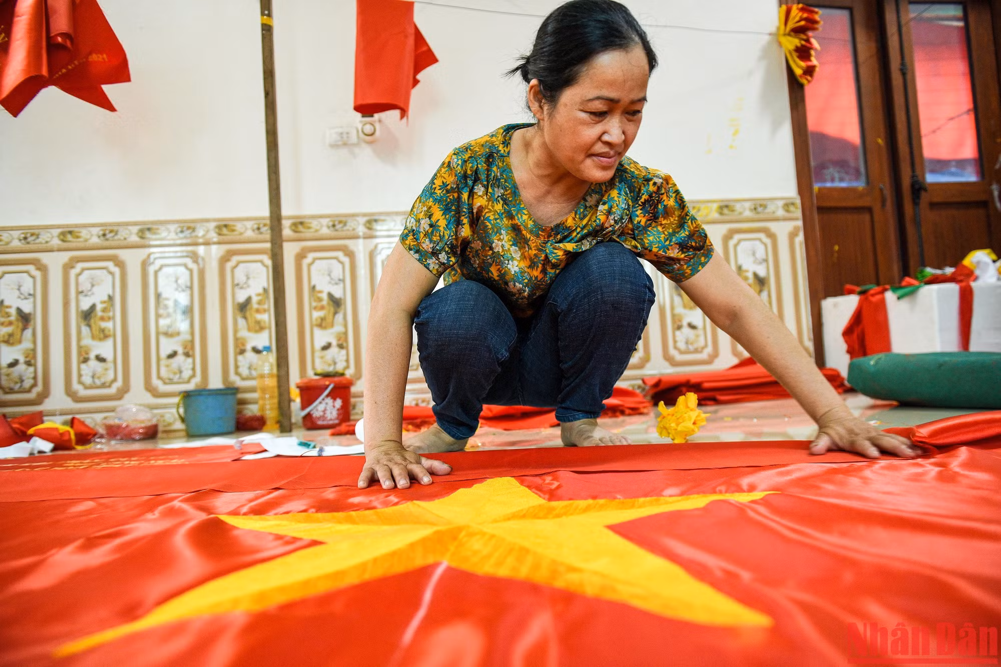 Chị nói: “Gia đình tôi làm nghề này rồi không muốn làm nghề khác nữa. Những lá cờ đặt nơi trang trọng, hay nhiều lúc xem chương trình ti-vi, những buổi duyệt binh... những lá cờ Tổ quốc từ làng Từ Vân may, thêu, chúng tôi cảm thấy rất tự hào vì mình làm ra những lá cờ đó”. Chị nói: “Gia đình tôi làm nghề này rồi không muốn làm nghề khác nữa. Những lá cờ đặt nơi trang trọng, hay nhiều lúc xem chương trình ti-vi, những buổi duyệt binh... những lá cờ Tổ quốc từ làng Từ Vân may, thêu, chúng tôi cảm thấy rất tự hào vì mình làm ra những lá cờ đó”.