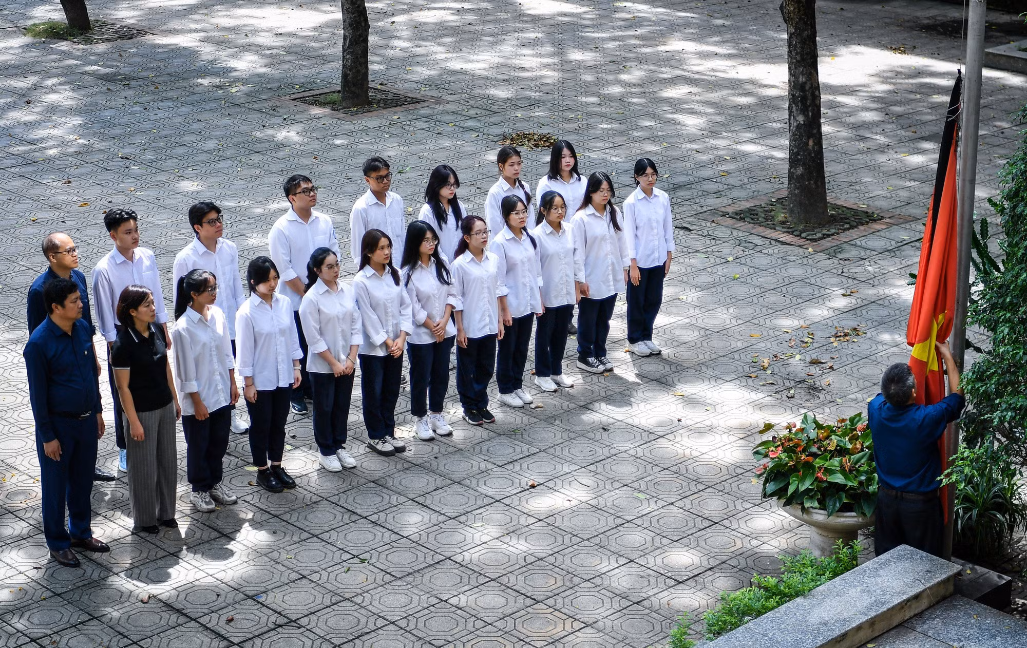 Trường THPT Nguyễn Gia Thiều (quận Long Biên), nơi cố Tổng Bí thư Nguyễn Phú Trọng từng theo học những năm cấp 2 và cấp 3 đã treo cờ rủ mấy ngày hôm nay. Trường THPT Nguyễn Gia Thiều (quận Long Biên), nơi cố Tổng Bí thư Nguyễn Phú Trọng từng theo học những năm cấp 2 và cấp 3 đã treo cờ rủ mấy ngày hôm nay.