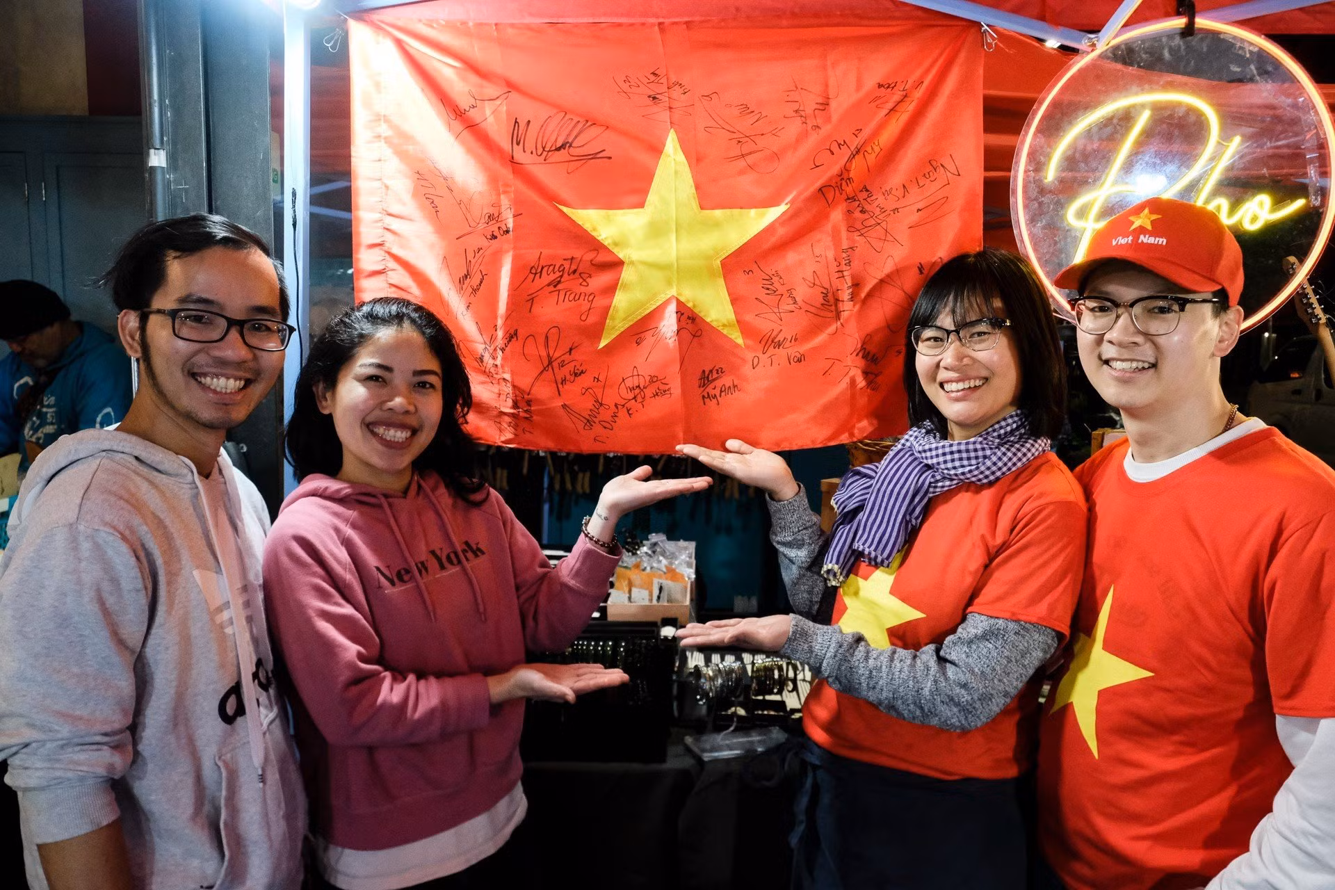 [Ảnh] Những bát phở “sưởi ấm” cổ động viên Việt Nam tại Auckland ảnh 17