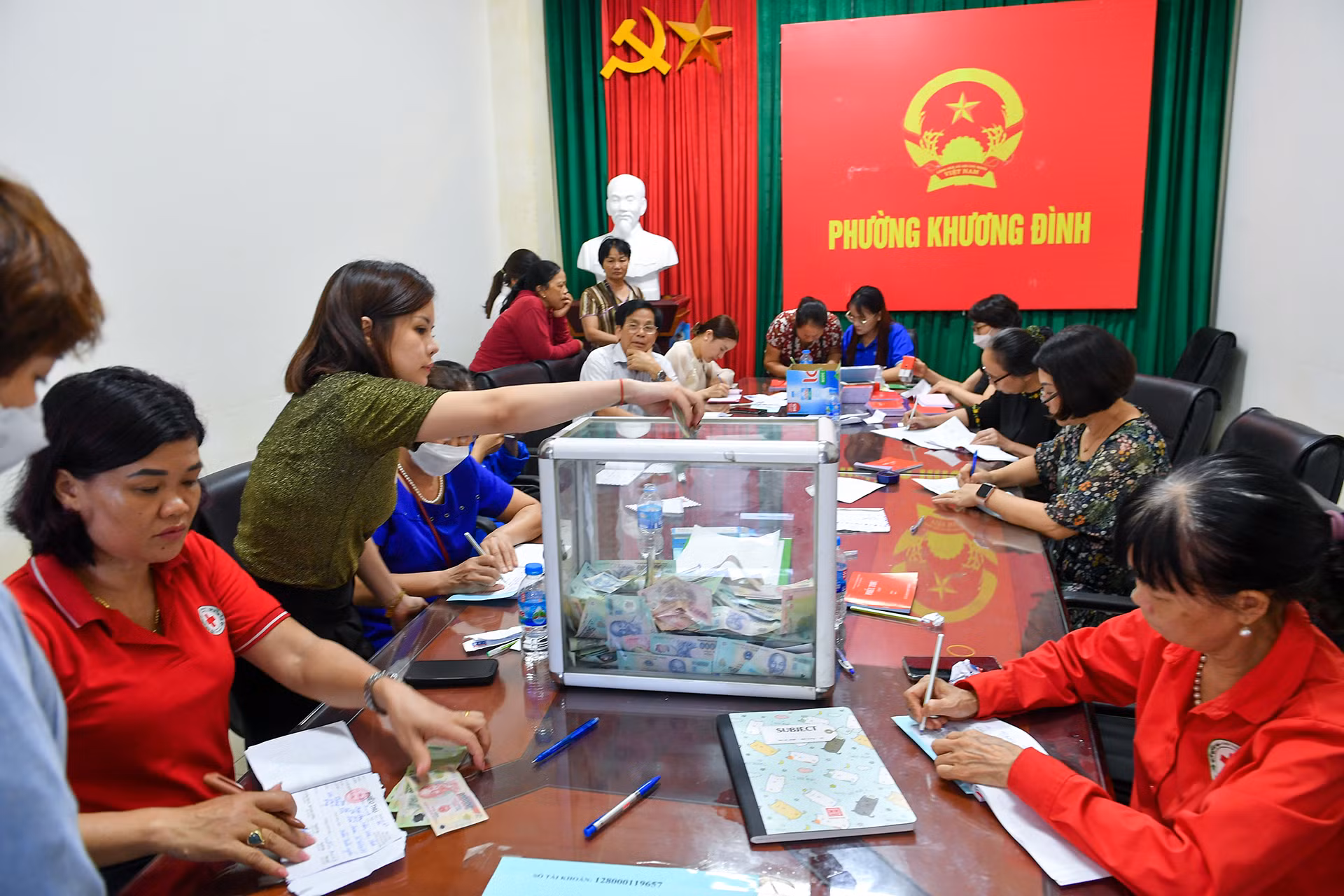 Theo thống kê nhanh của Mặt trận Tổ quốc phường Khương Đình, tính tới 16 giờ chiều 15/9, thông qua kênh tiếp nhận chính thức, tổng số tiền Ủy ban Mặt trận Tổ quốc phường nhận được là 26,5 tỷ đồng cùng hơn 500 thùng sữa, nước; 200 thùng mì tôm và nhu yếu phẩm các loại. Theo thống kê nhanh của Mặt trận Tổ quốc phường Khương Đình, tính tới 16 giờ chiều 15/9, thông qua kênh tiếp nhận chính thức, tổng số tiền Ủy ban Mặt trận Tổ quốc phường nhận được là 26,5 tỷ đồng cùng hơn 500 thùng sữa, nước; 200 thùng mì tôm và nhu yếu phẩm các loại.
