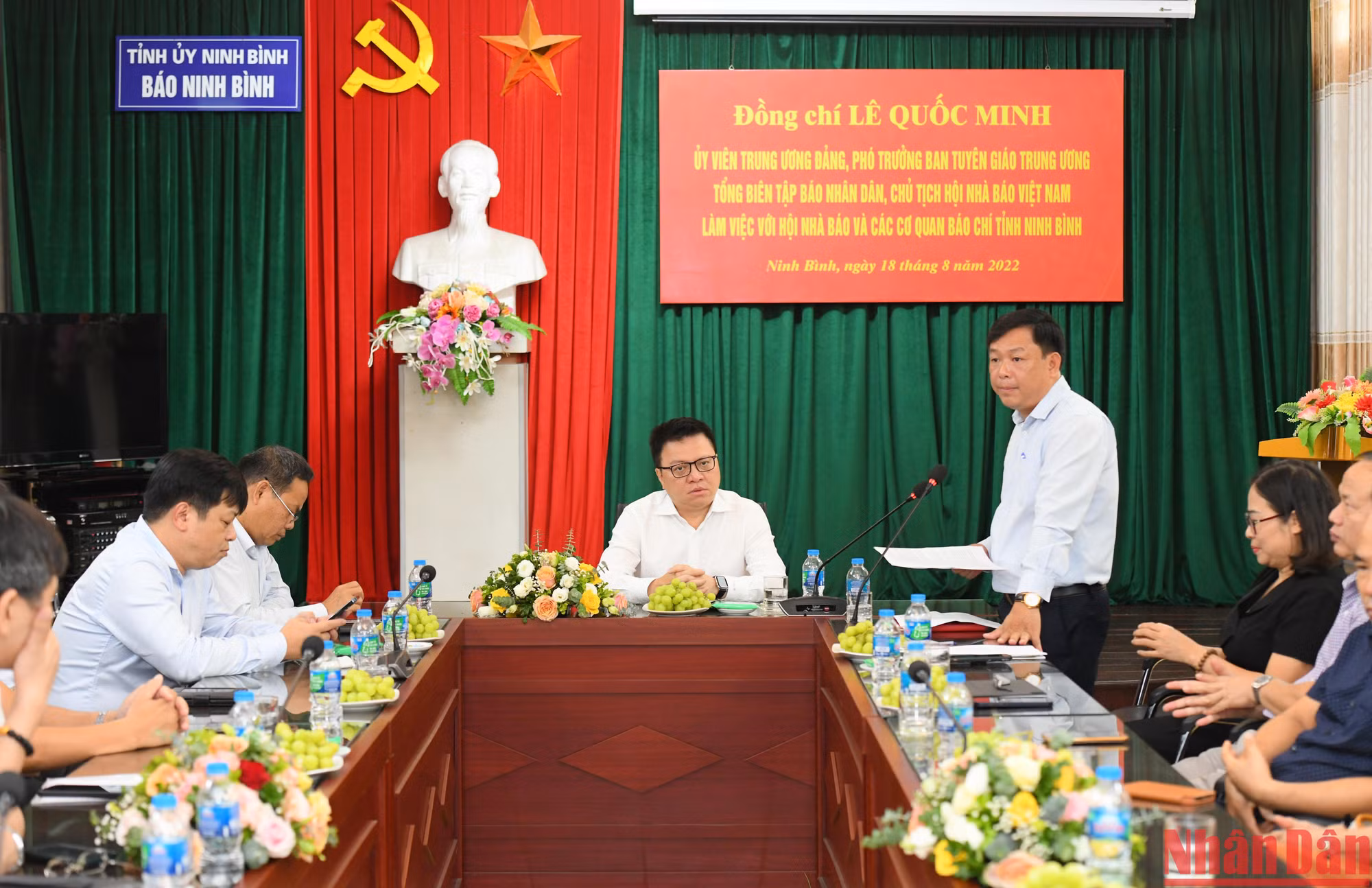Đồng chí Bùi Ngọc Quang, Chủ tịch Hội Nhà báo tỉnh, Tổng Biên tập Báo Ninh Bình báo cáo tóm tắt về kết quả hoạt động của Hội Nhà báo và các cơ quan báo chí của tỉnh thời gian qua.