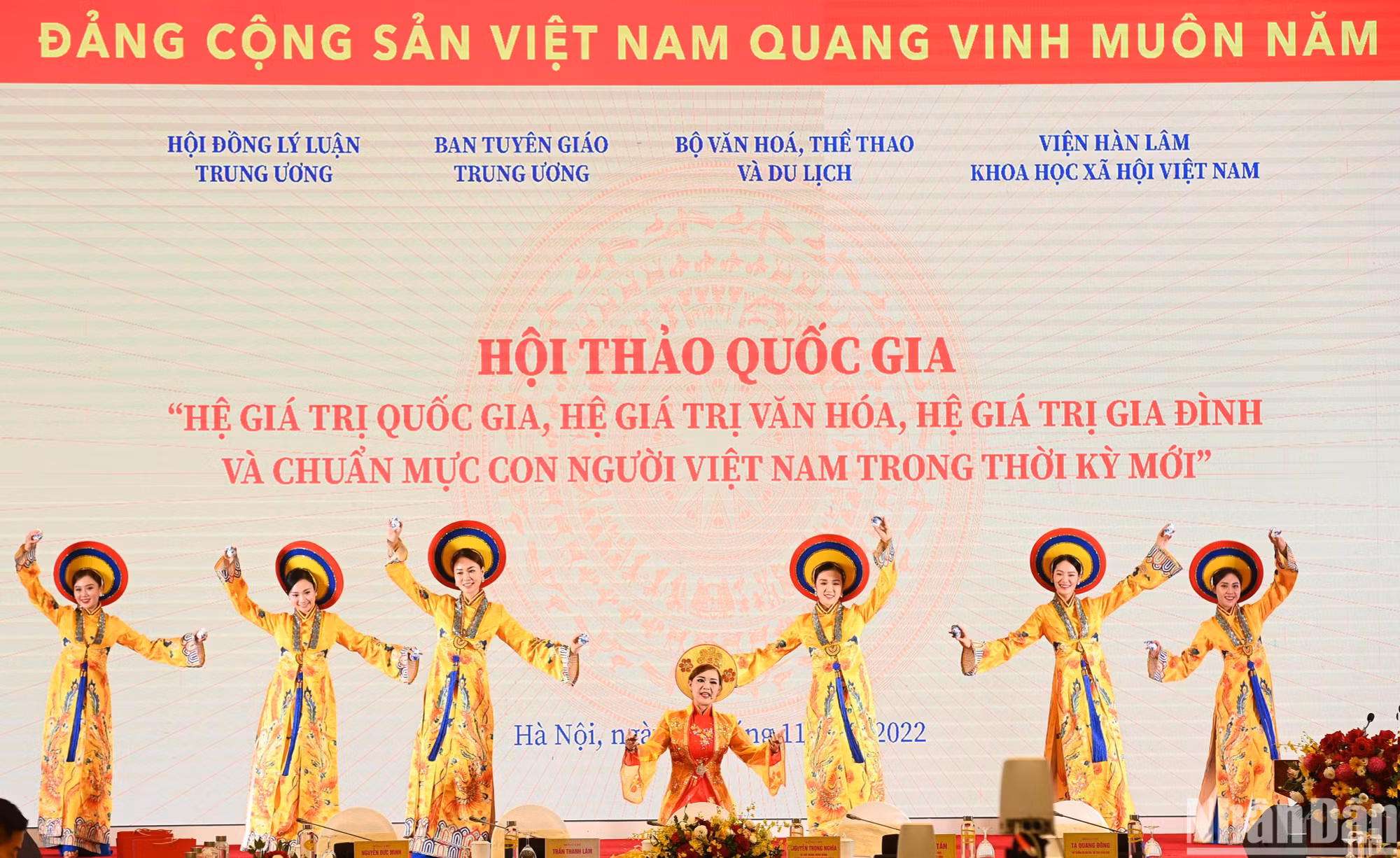 Tiết mục văn nghệ chào mừng. (Ảnh: THÀNH ĐẠT) Tiết mục văn nghệ chào mừng. (Ảnh: THÀNH ĐẠT)