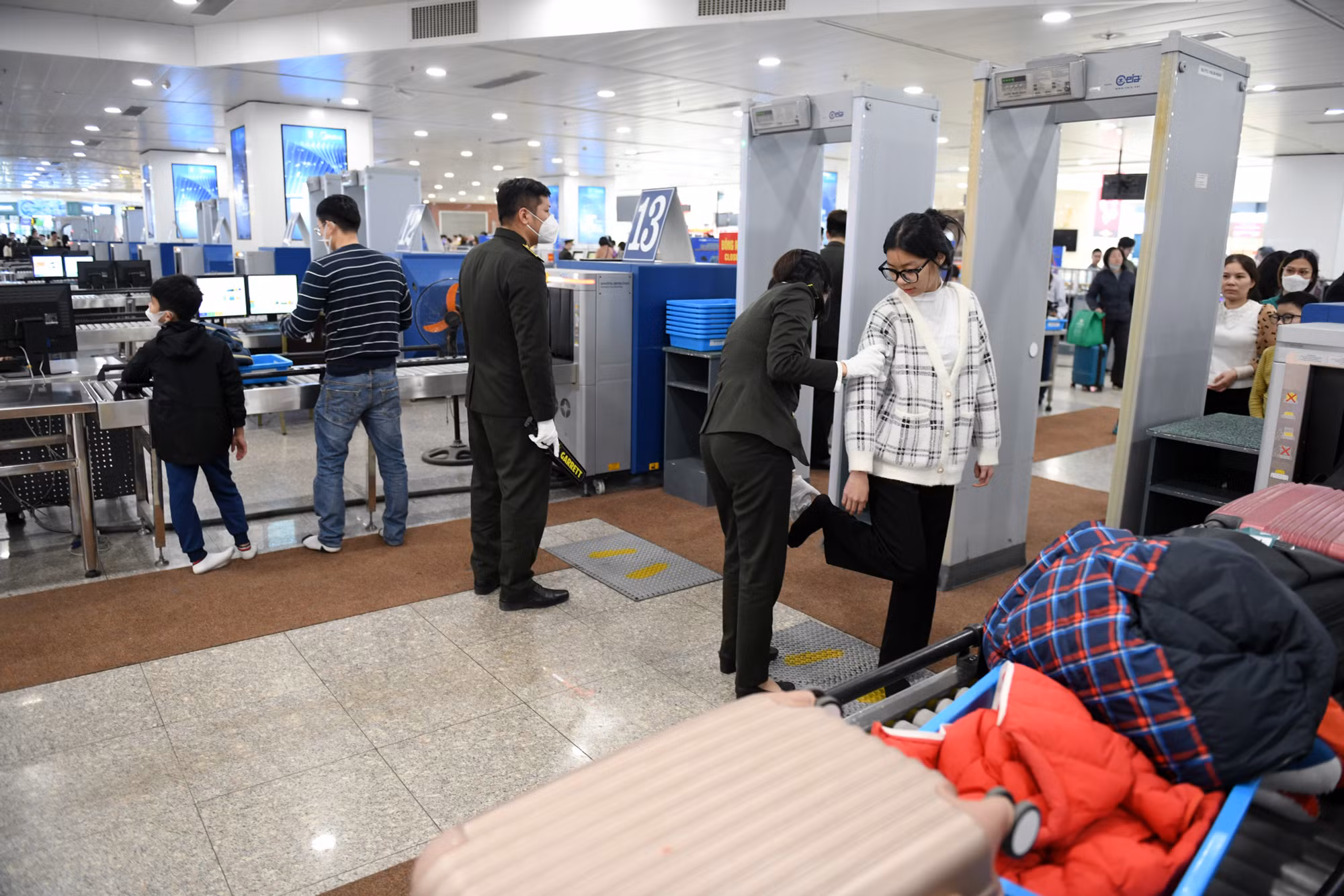 Công tác kiểm tra an ninh khi qua cửa soi chiếu tại sân bay Nội Bài.
