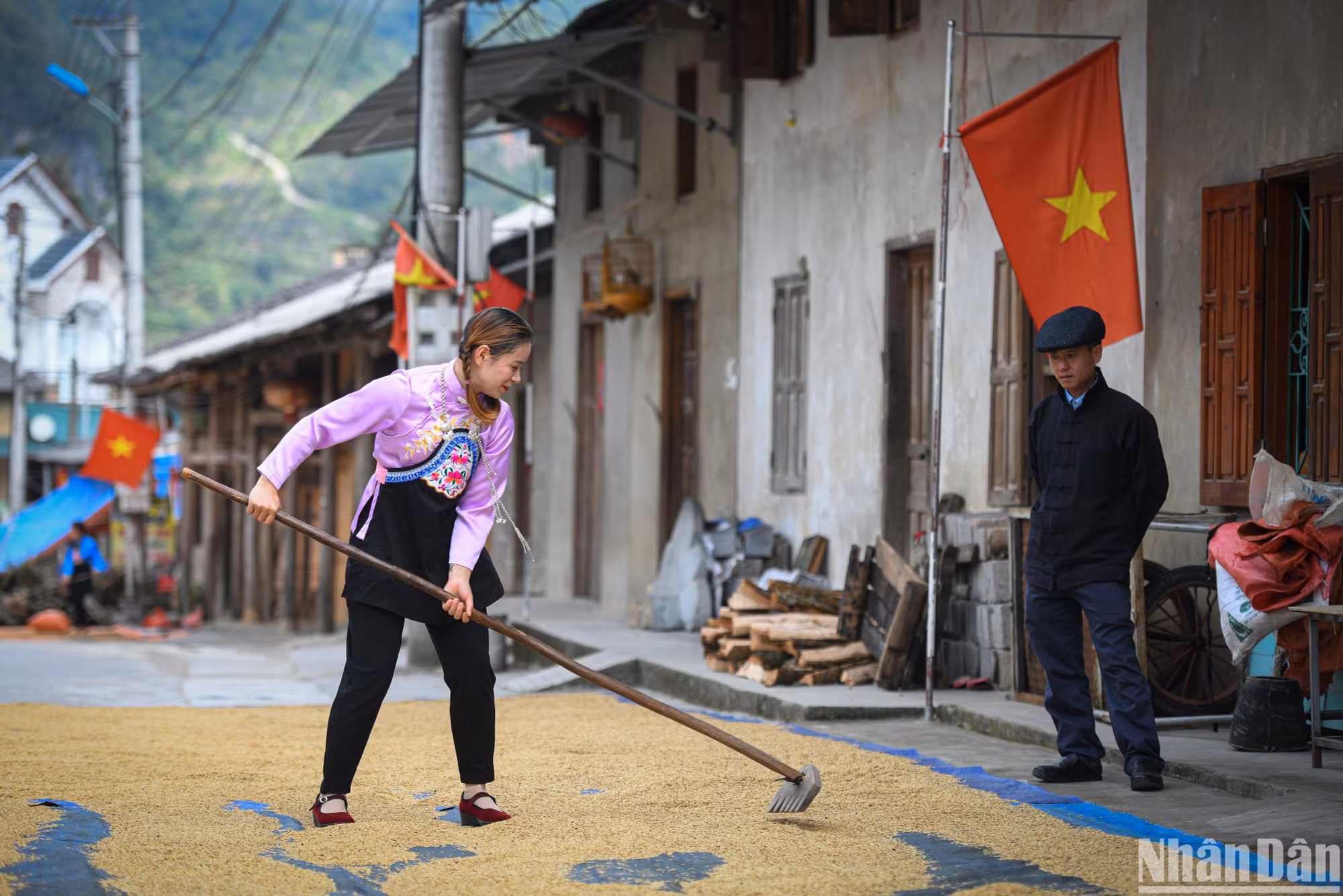 Đời sống sinh hoạt của người dân tộc Hoa là sự kết hợp của văn hóa Việt Nam - Trung Quốc. Đời sống sinh hoạt của người dân tộc Hoa là sự kết hợp của văn hóa Việt Nam - Trung Quốc.