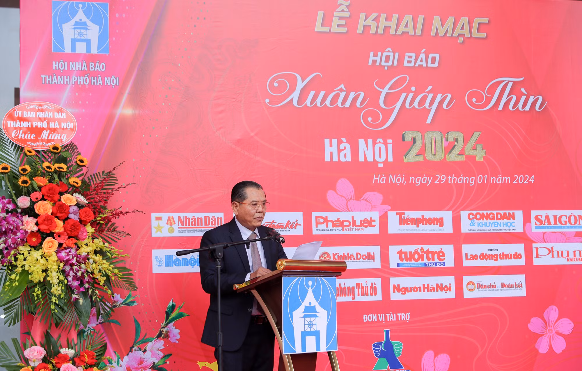 Phát biểu khai mạc, Chủ tịch Hội Nhà báo thành phố Hà Nội Tô Quang Phán cho biết: Năm 2023, báo chí Hà Nội đã chủ động khắc phục khó khăn, hoàn thành tốt nhiệm vụ chính trị được giao. Đặc biệt, các cơ quan báo chí Hà Nội đã tập trung đẩy mạnh công tác chuyển đổi số và thu được kết quả rất đáng khích lệ, tự hào.