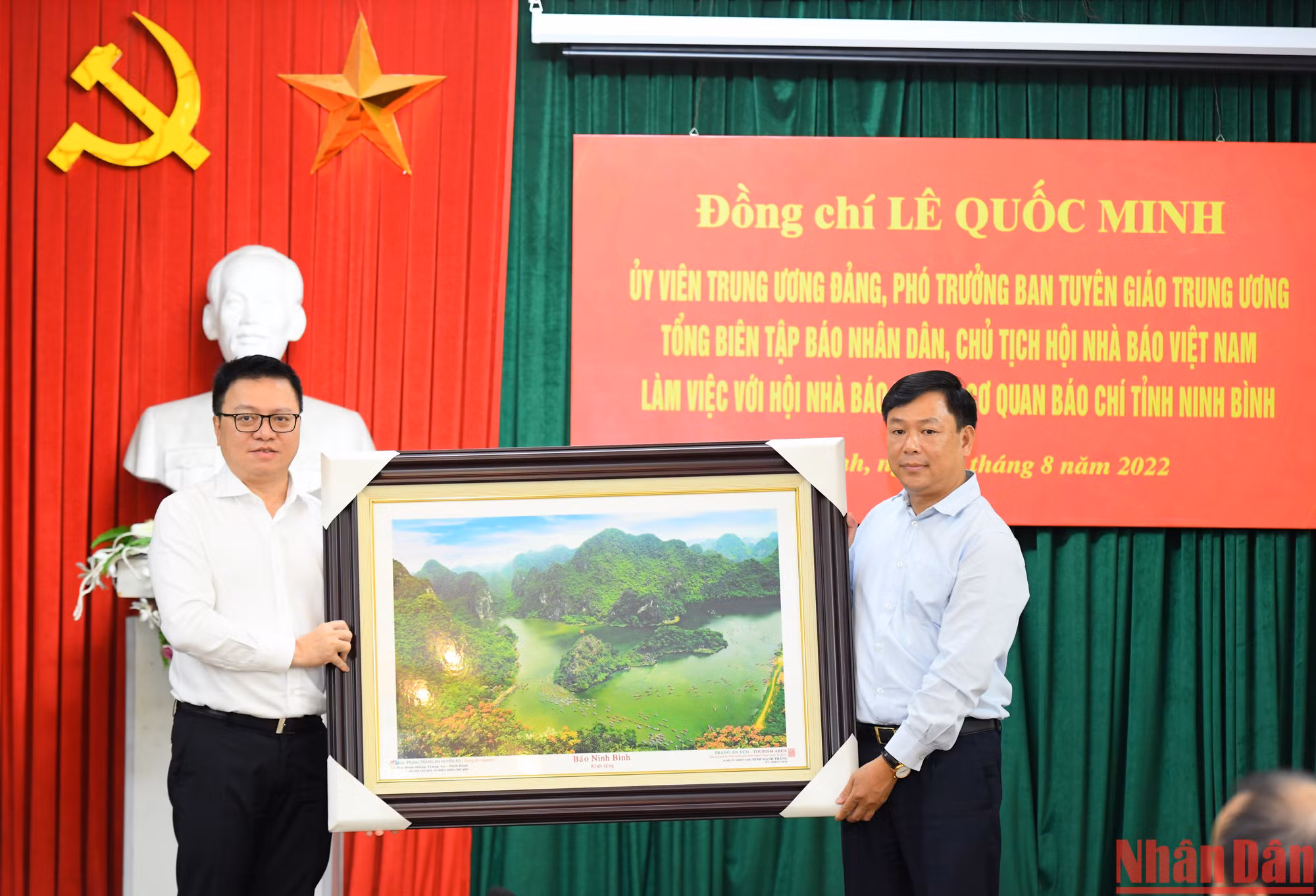 Báo Ninh Bình tặng quà lưu niệm cho Báo Nhân Dân.