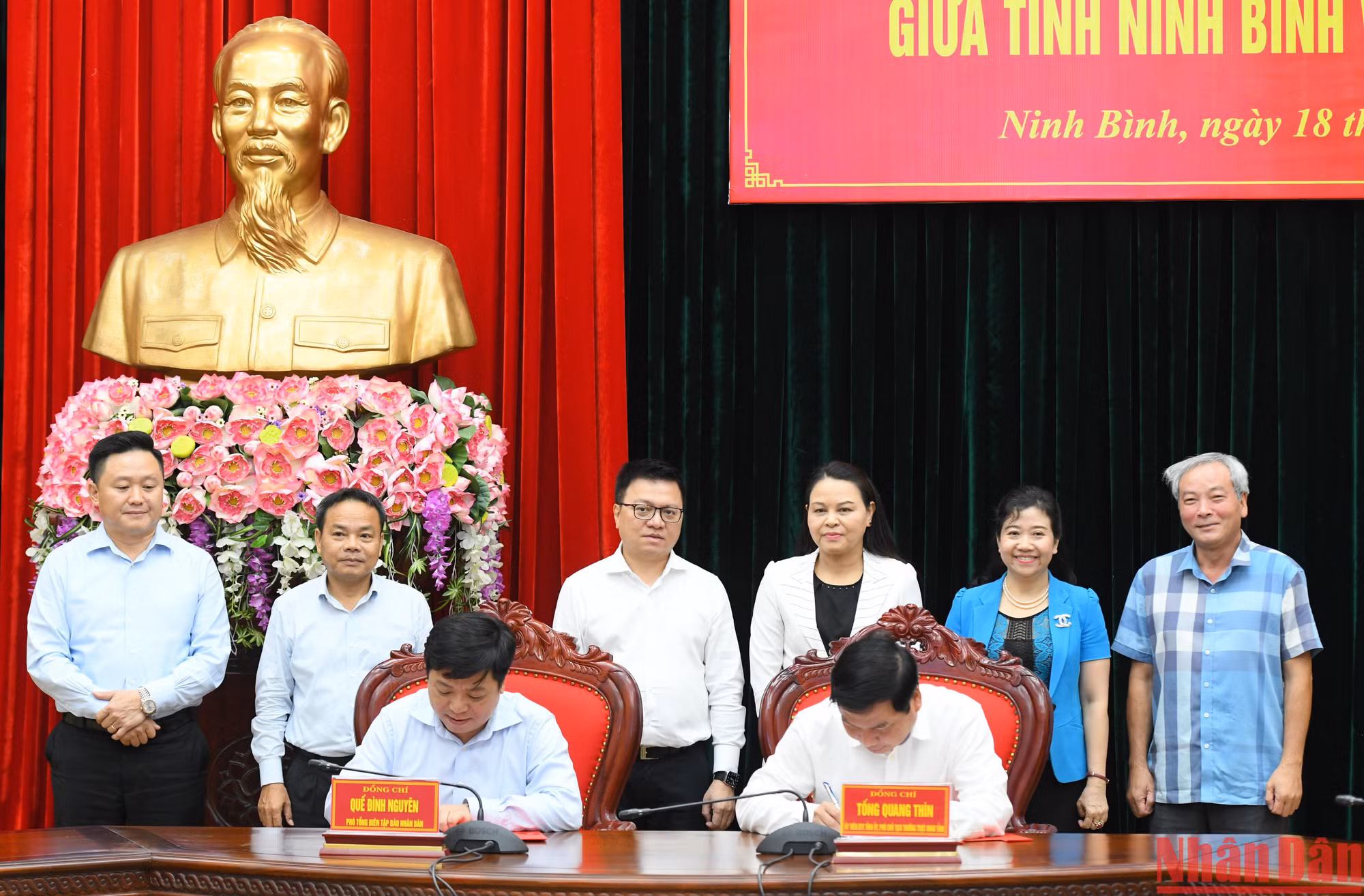 Tại hội nghị, đồng chí Tống Quang Thìn đại diện cho lãnh đạo tỉnh Ninh Bình và đồng chí Quế Đình Nguyên, Phó Tổng Biên tập Báo Nhân Dân, đại diện Ban Biên tập Báo Nhân Dân ký kết chương trình phối hợp công tác tuyên truyền giữa tỉnh Ninh Bình và Báo Nhân Dân giai đoạn 2022-2025.