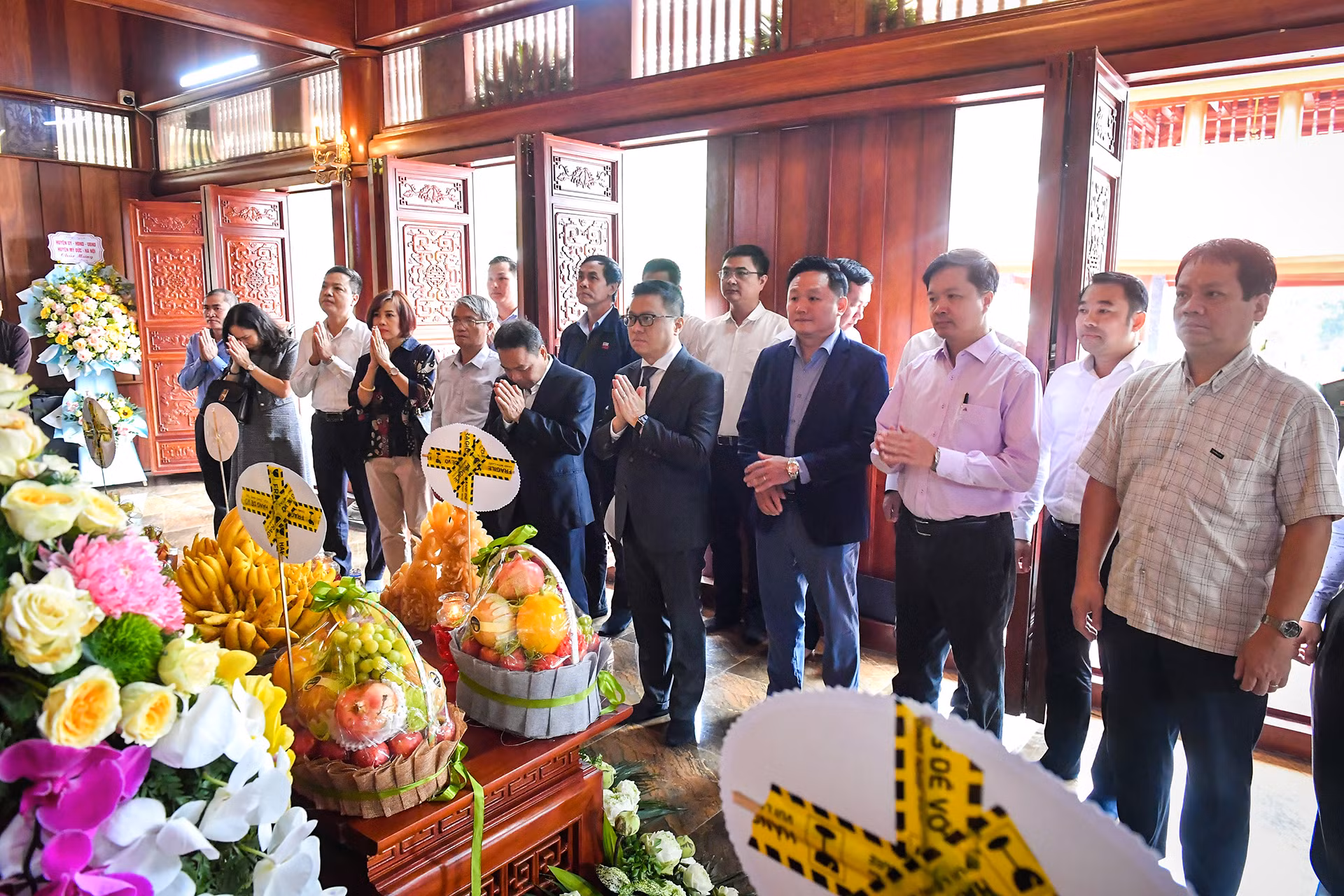 Đồng chí Lê Quốc Minh, Ủy viên Trung ương Đảng, Tổng Biên tập Báo Nhân Dân, Phó Trưởng Ban Tuyên giáo Trung ương, Chủ tịch Hội Nhà báo Việt Nam dẫn đầu đoàn công tác Báo Nhân Dân dâng hương tại Nhà tưởng niệm Bác Hồ trong khu di tích.