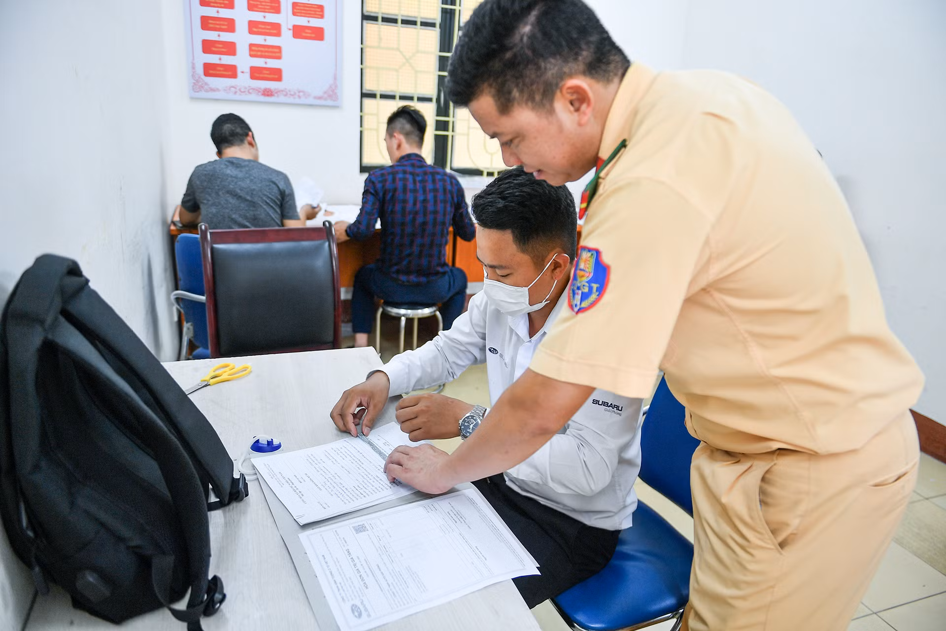 Đa số người dân lần đầu tiên làm thủ tục theo quy định mới nên còn bỡ ngỡ, lực lượng CSGT luôn phải hỗ trợ hướng dẫn người dân cách khai cho đúng quy định.