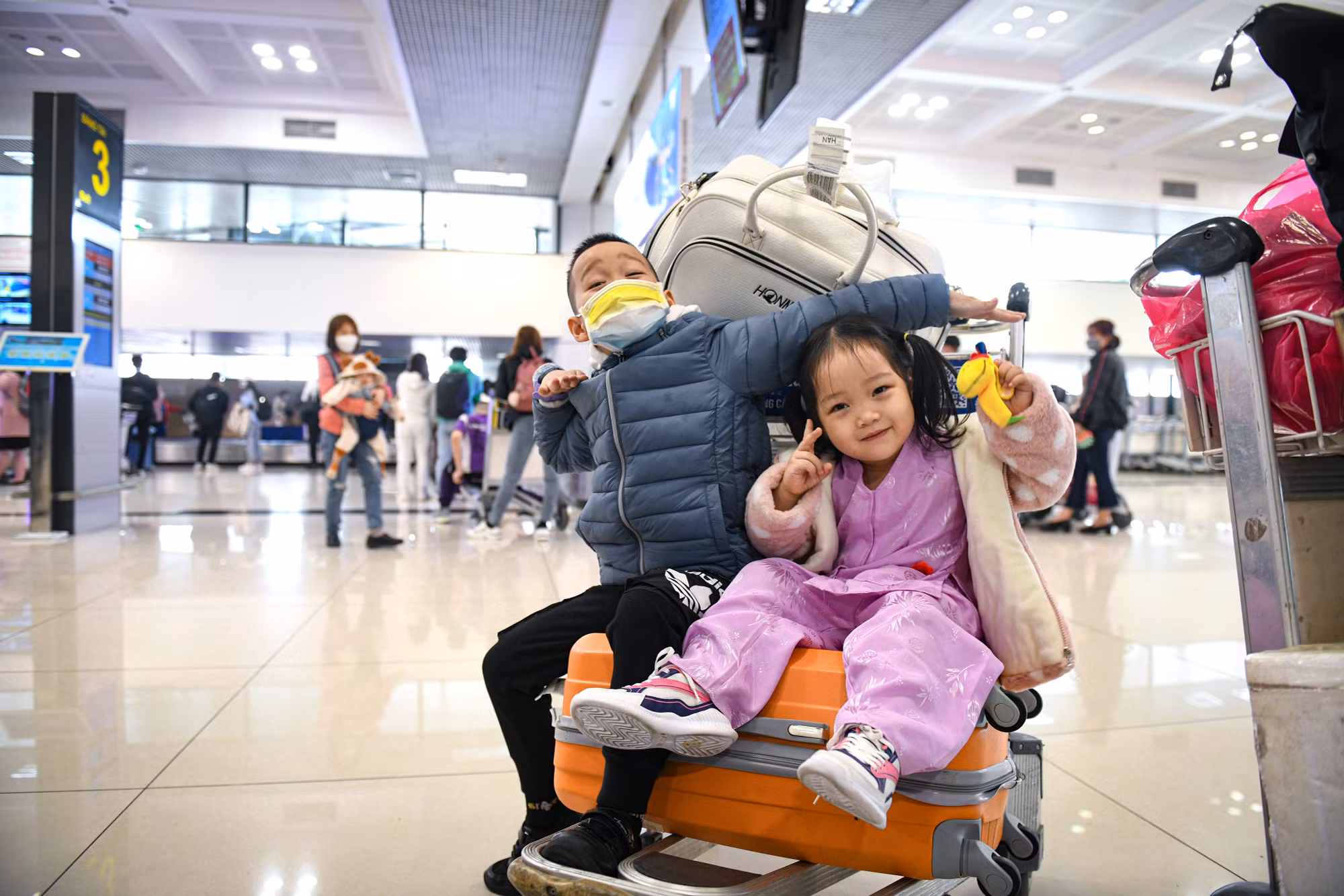Niềm vui của các em nhỏ khi sắp được trở về nhà ăn Tết cùng gia đình, người thân.