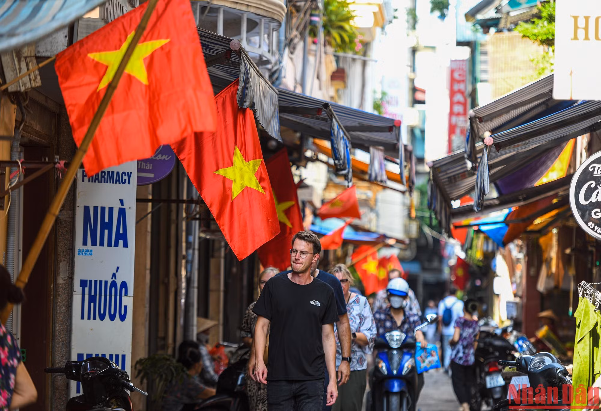 Du khách nước ngoài đến du lịch tại Thủ đô khá thích thú với hình ảnh tràn ngập cờ Tổ quốc.