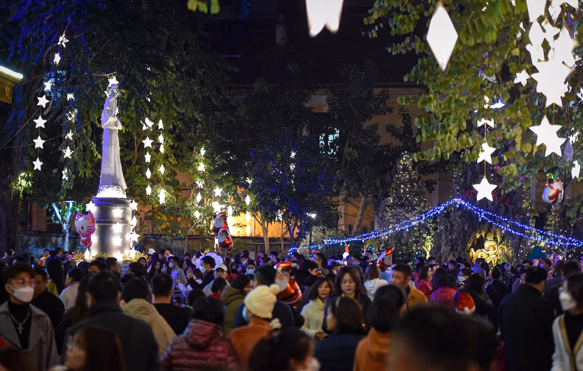 Vào 22 giờ tối 24/12, rất đông người dân đến Nhà thờ Cửa Bắc đón Giáng sinh an lành. (Ảnh: THÀNH ĐẠT) Vào 22 giờ tối 24/12, rất đông người dân đến Nhà thờ Cửa Bắc đón Giáng sinh an lành. (Ảnh: THÀNH ĐẠT)