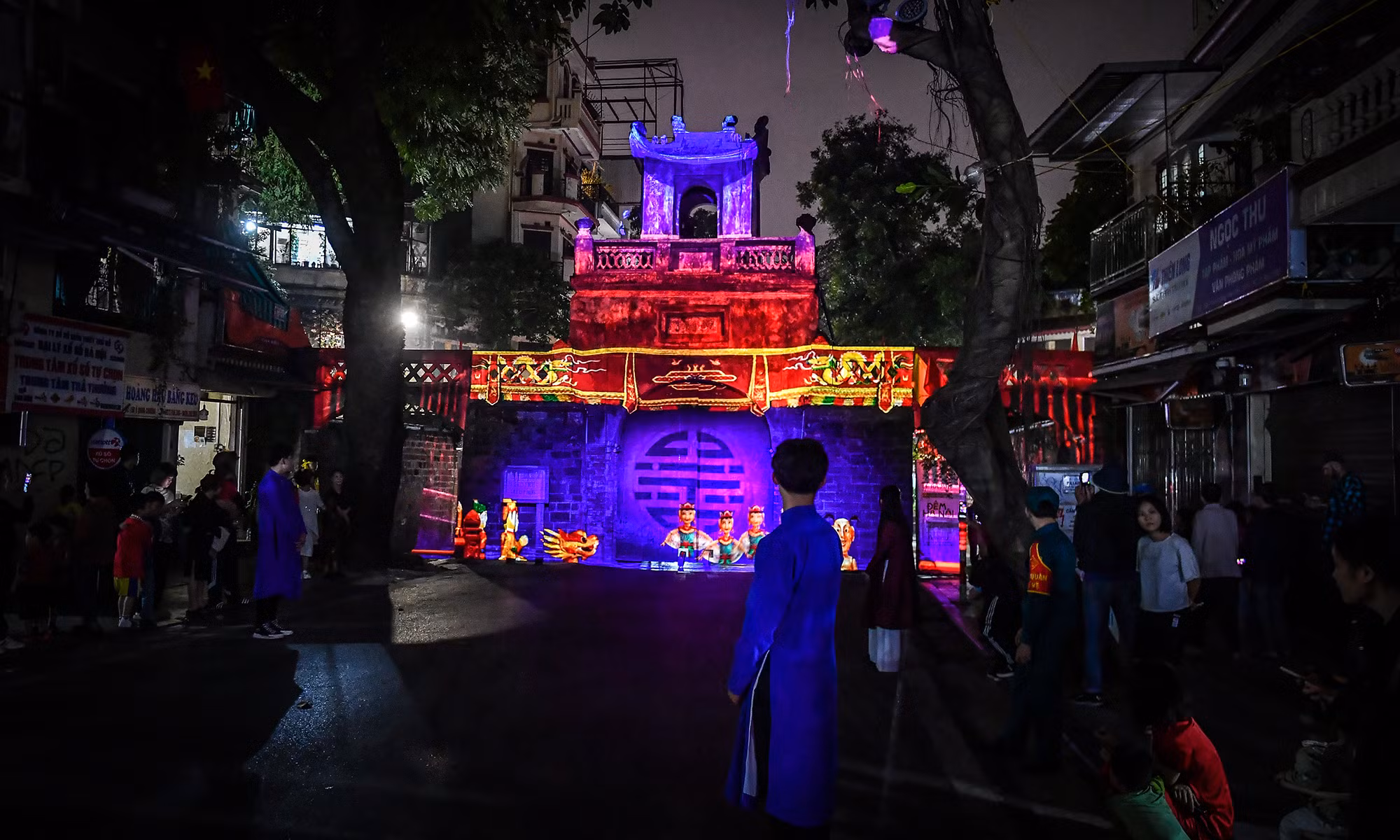 Đúng 20 giờ tối 24/11/2023, Lễ ra mắt sản phẩm du lịch đêm Hà Nội được bắt đầu tại Ô Quan Chưởng (quận Hoàn Kiếm). Đúng 20 giờ tối 24/11/2023, Lễ ra mắt sản phẩm du lịch đêm Hà Nội được bắt đầu tại Ô Quan Chưởng (quận Hoàn Kiếm).