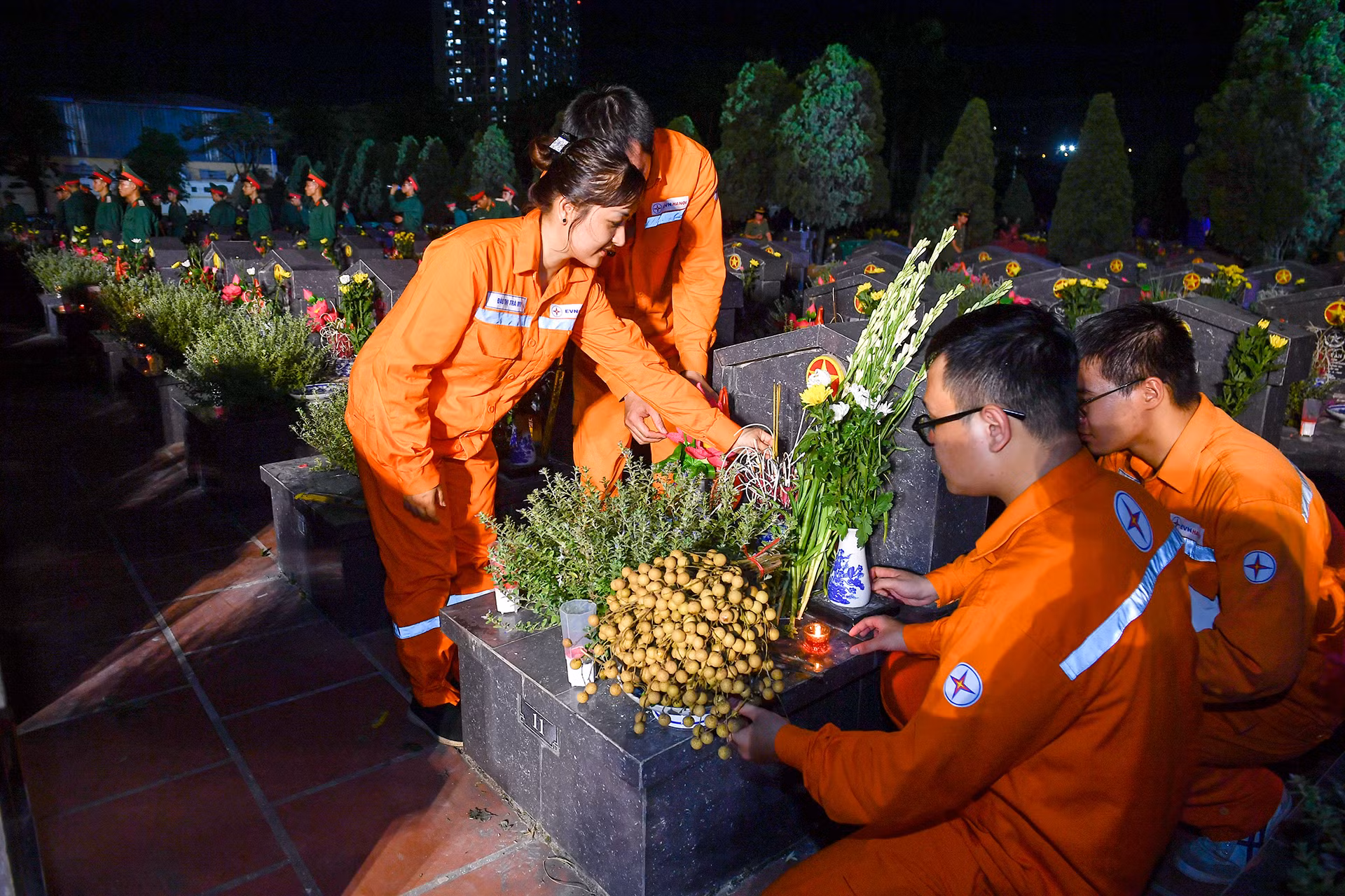 Lực lượng Đoàn Thanh niên Tập đoàn Điện lực Việt Nam đến tri ân dâng hương tại buổi lễ.
