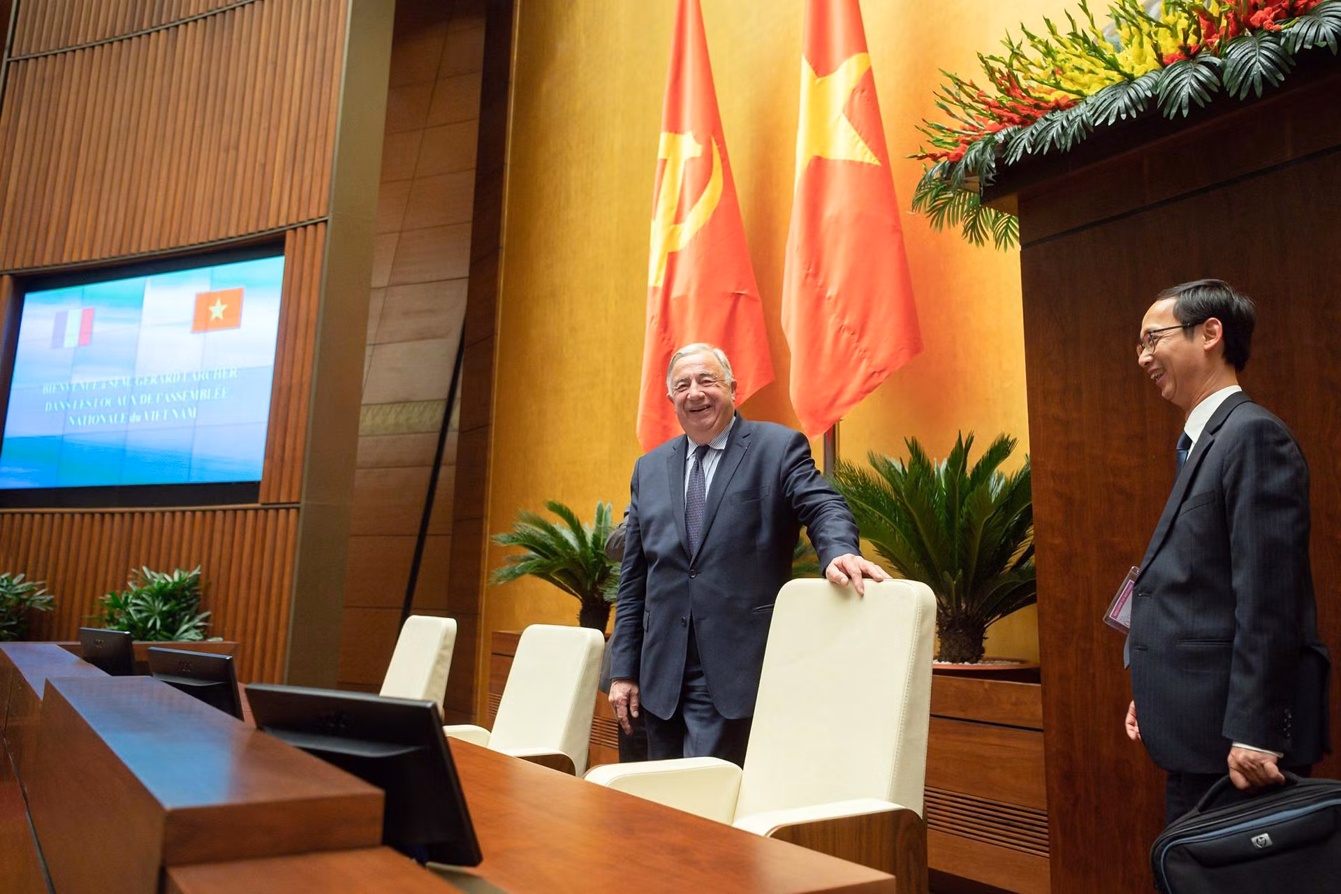 Chủ tịch Thượng viện Cộng hòa Pháp Gérard Larcher nghe giới thiệu về phòng họp Diên Hồng.