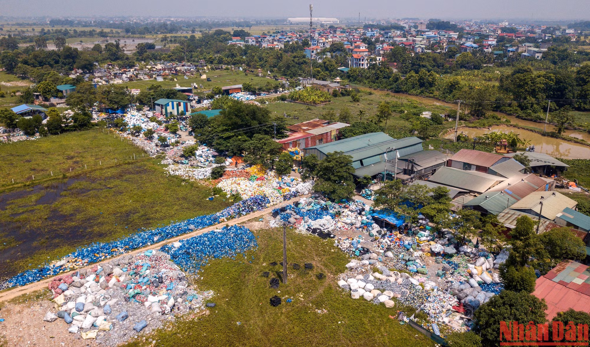 Thôn Xà Cầu trước đây nổi tiếng với nghề làm hương đen và tăm tre thủ công. Tuy nhiên, gần 20 năm trở lại đây, nhiều hộ dân đã chuyển sang thu gom, phân loại và sơ chế phế liệu để bán lại cho các nhà máy tái chế. Thôn Xà Cầu trước đây nổi tiếng với nghề làm hương đen và tăm tre thủ công. Tuy nhiên, gần 20 năm trở lại đây, nhiều hộ dân đã chuyển sang thu gom, phân loại và sơ chế phế liệu để bán lại cho các nhà máy tái chế.