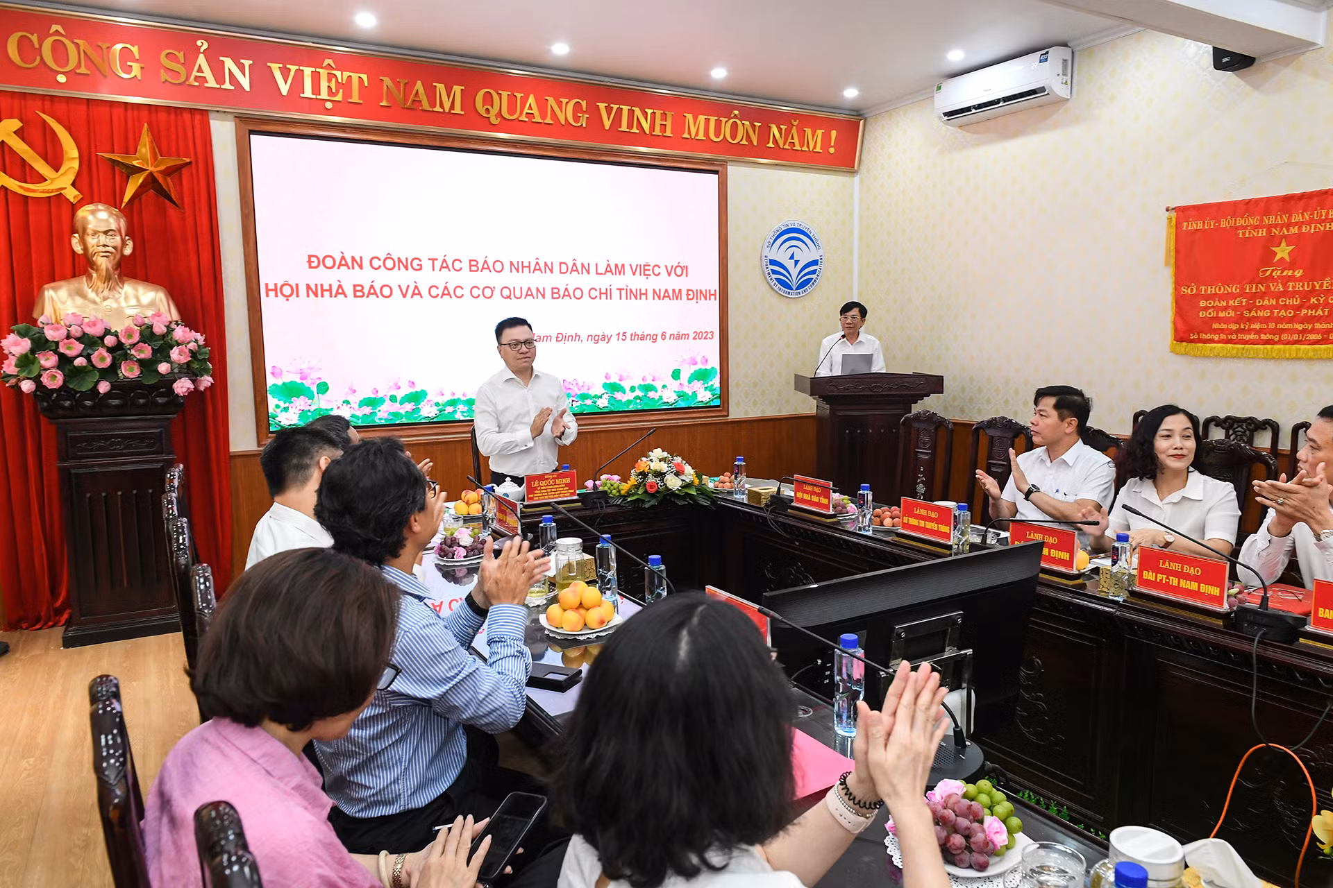Cùng ngày, đồng chí Lê Quốc Minh và Đoàn công tác Báo Nhân Dân đã thăm, làm việc với Hội Nhà báo và các cơ quan báo chí tỉnh Nam Định.
