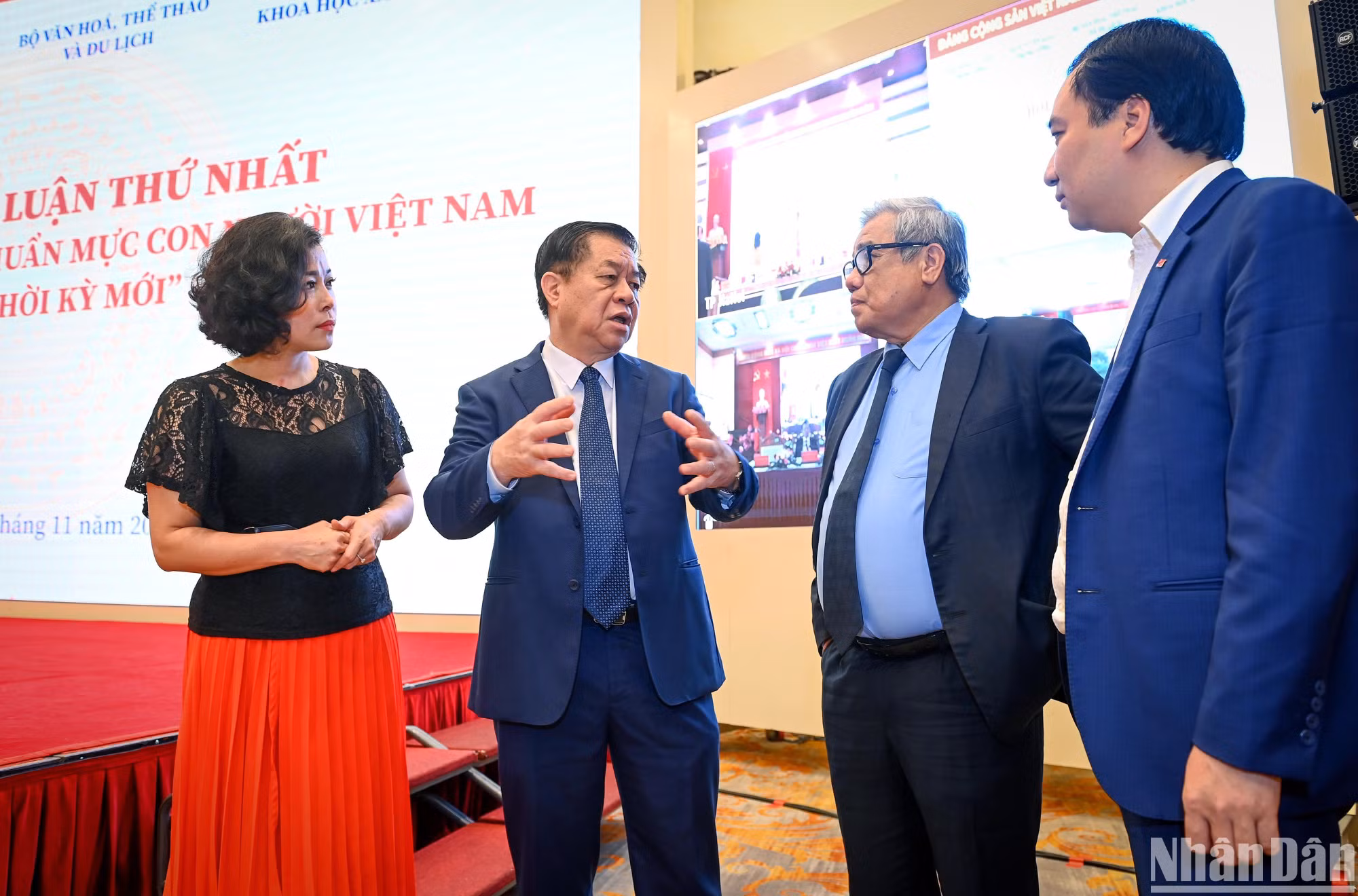 Đồng chí Nguyễn Trọng Nghĩa trao đổi với các đại biểu tham dự Hội thảo. (Ảnh: THÀNH ĐẠT) Đồng chí Nguyễn Trọng Nghĩa trao đổi với các đại biểu tham dự Hội thảo. (Ảnh: THÀNH ĐẠT)