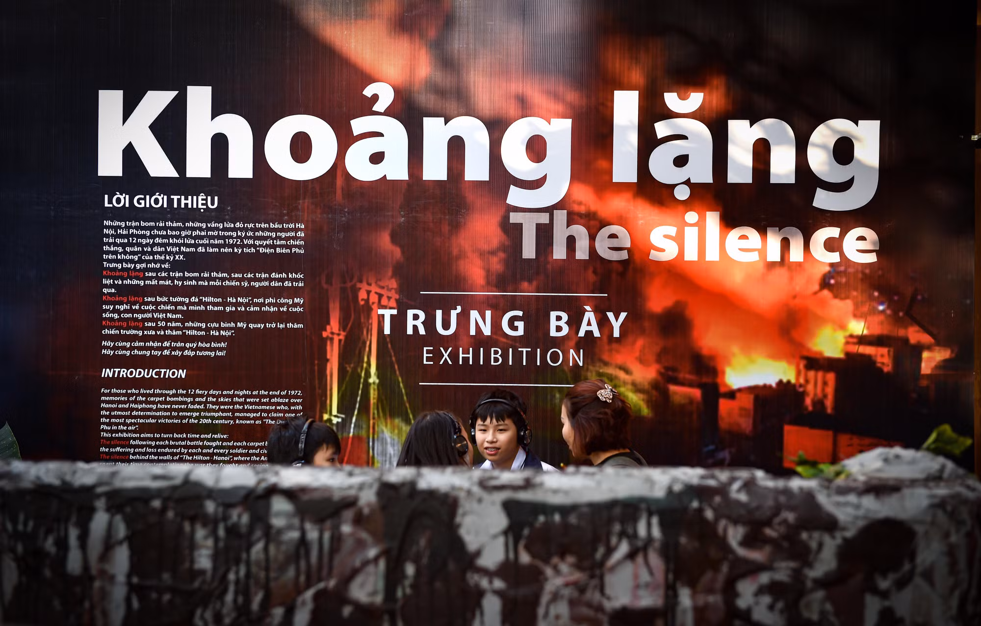 [Ảnh] Người dân Thủ đô và du khách xúc động xem trưng bày "Khoảng lặng"
