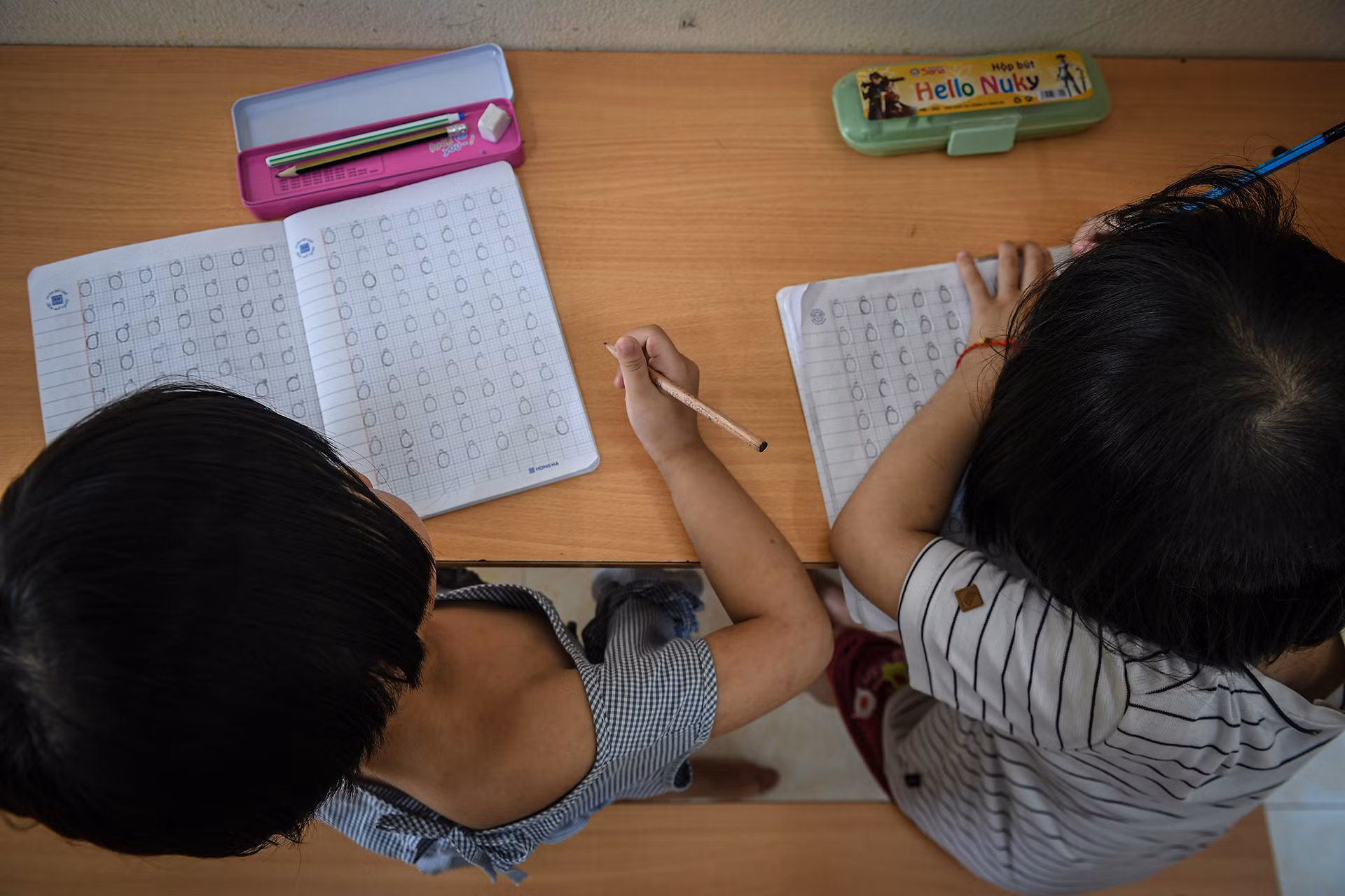 O tròn như quả trứng gà, Ô thì đội mũ, Ơ thì thêm râu... Đó chính là những bài học đầu tiên mà Phương, cô bé sắp bước vào lớp 1 được "các mẹ" dạy. Nét chữ đầu tiên dẫu còn nguệch ngoạc nhưng ẩn chứa giấc mơ chạm vào trái tim của cô bé. O tròn như quả trứng gà, Ô thì đội mũ, Ơ thì thêm râu... Đó chính là những bài học đầu tiên mà Phương, cô bé sắp bước vào lớp 1 được "các mẹ" dạy. Nét chữ đầu tiên dẫu còn nguệch ngoạc nhưng ẩn chứa giấc mơ chạm vào trái tim của cô bé.