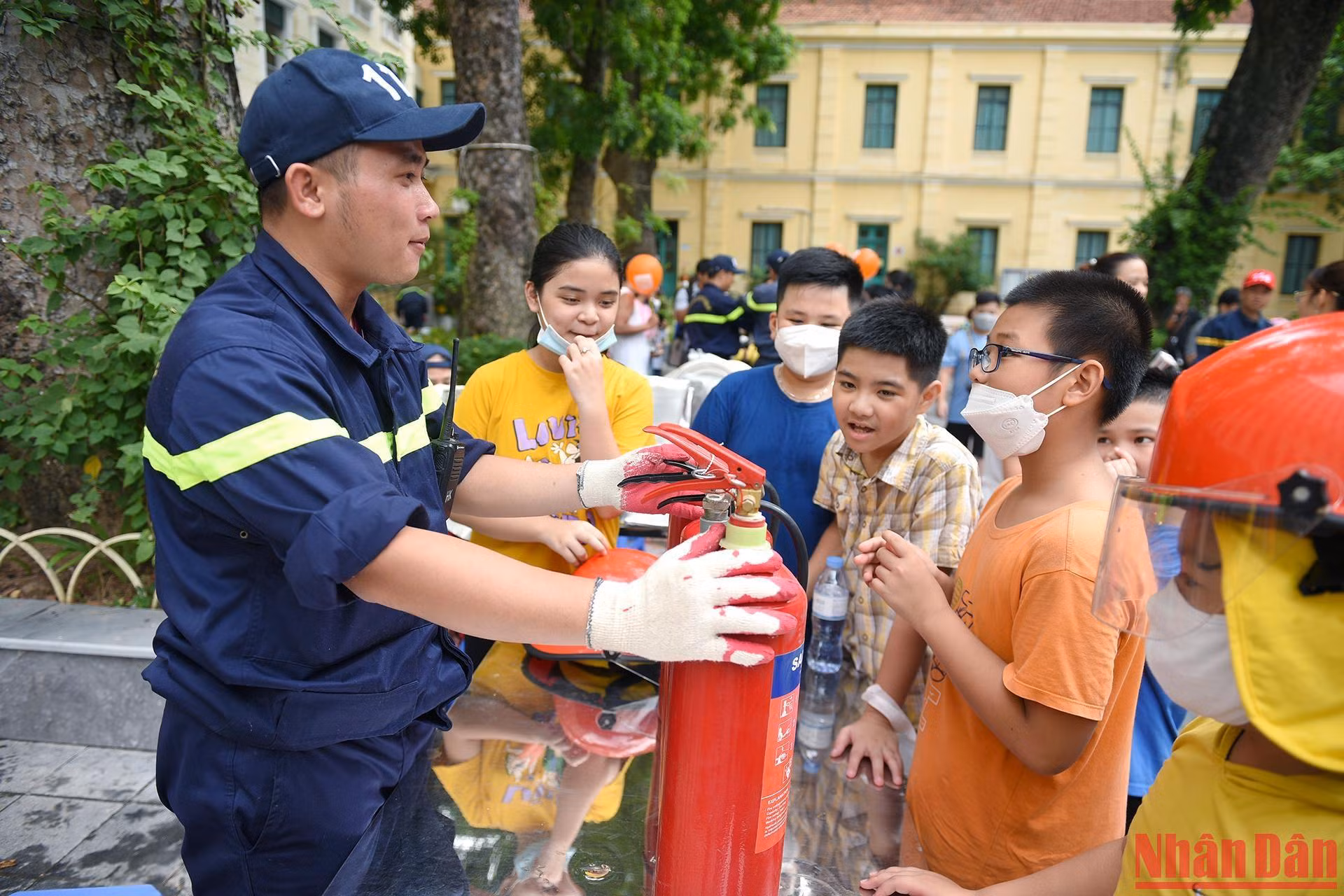 Hướng dẫn học sinh sử dụng bình bọt chữa cháy.