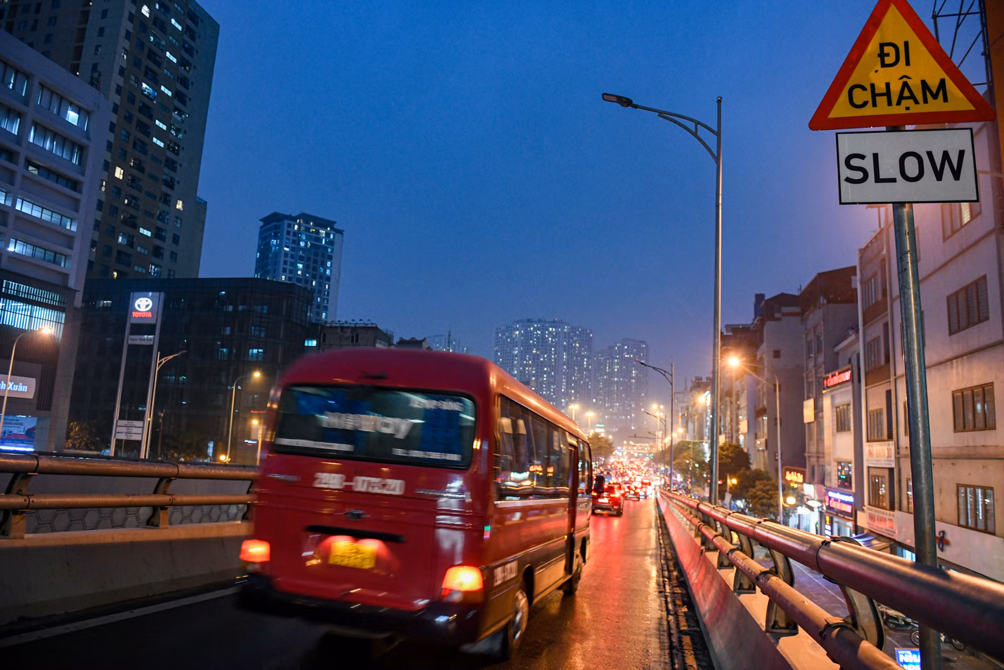 Hệ thống biển báo giao thông đã được lắp đặt hoàn tất trước ngày thông xe.