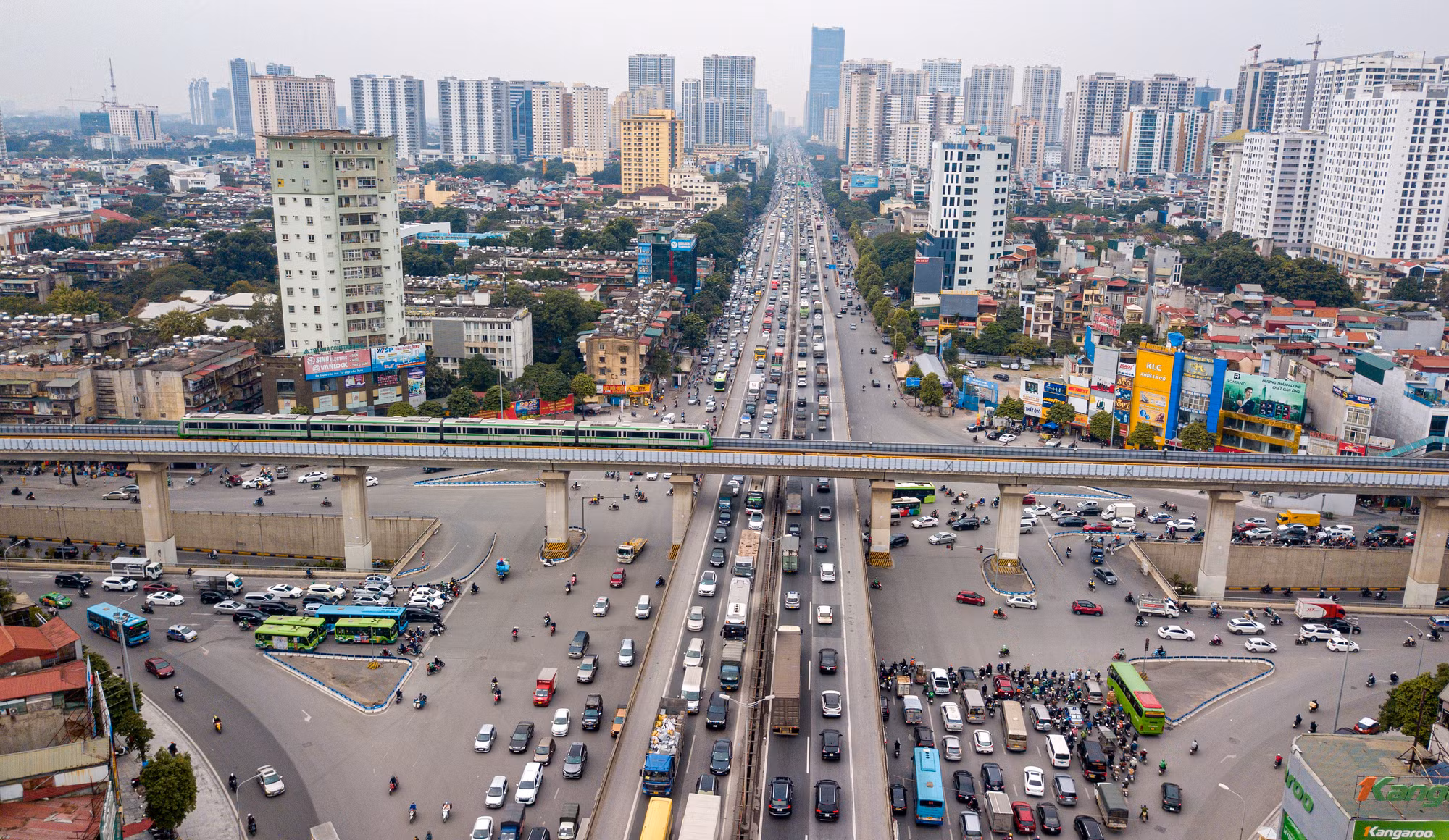 [Ảnh] Các cửa ô, bến xe nhộn nhịp dòng người rời Thủ đô về quê đón Tết ảnh 2