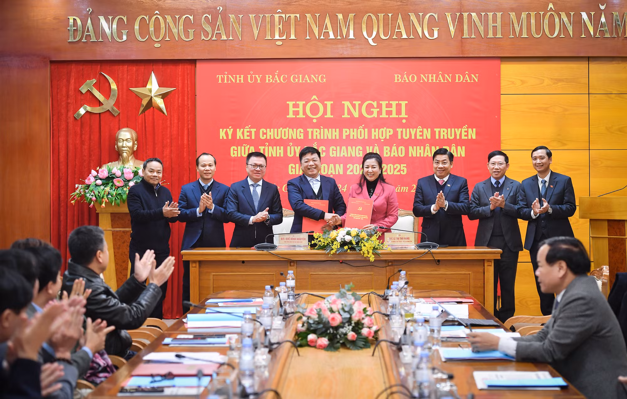 Tại hội nghị, Tỉnh ủy Bắc Giang và Báo Nhân dân đã ký kết Chương trình phối hợp tuyên truyền giai đoạn 2024-2025