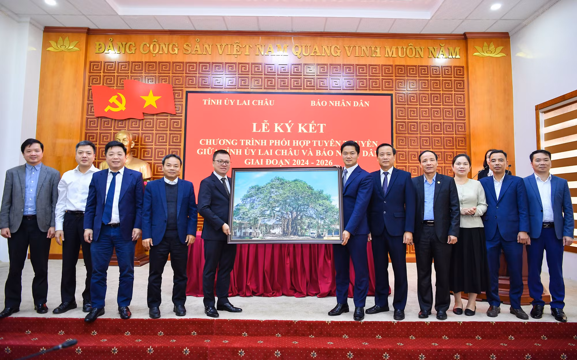 Báo Nhân Dân tặng bức tranh lưu niệm cho tỉnh Lai Châu.