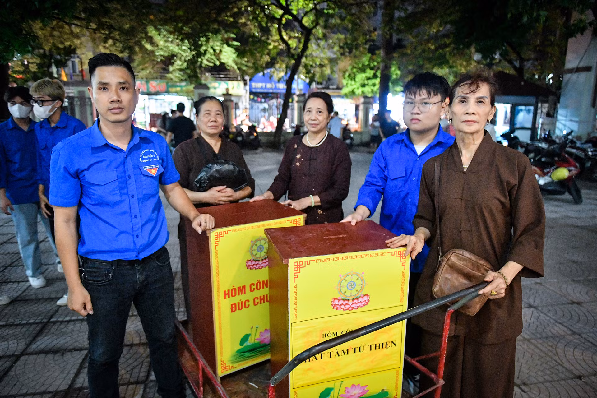 6 giờ 30 phút tối 15/9, đại diện chùa Phụng Lộc (thường gọi chùa Khương Hạ, phường Khương Đình, quận Thanh Xuân, Hà Nội) đã chuyển hòm công đức là số tiền ủng hộ các nạn nhân trong vụ cháy đến bàn giao cho Mặt trận Tổ quốc phường Khương Đình. 6 giờ 30 phút tối 15/9, đại diện chùa Phụng Lộc (thường gọi chùa Khương Hạ, phường Khương Đình, quận Thanh Xuân, Hà Nội) đã chuyển hòm công đức là số tiền ủng hộ các nạn nhân trong vụ cháy đến bàn giao cho Mặt trận Tổ quốc phường Khương Đình.