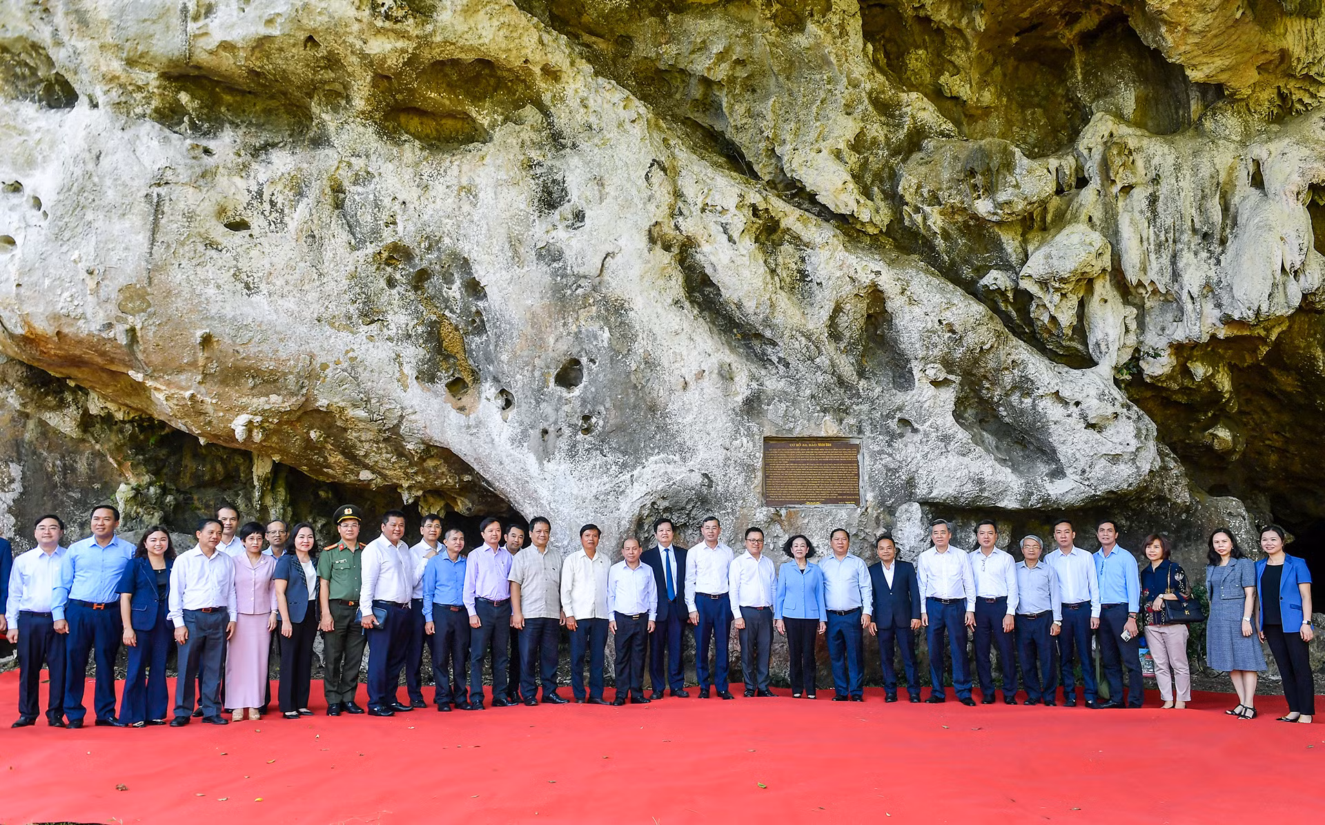 Đồng chí Trương Thị Mai cùng các đại biểu chụp ảnh lưu niệm trước hang Nhà Báo-Di tích lịch sử-văn hóa cấp tỉnh Hòa Bình.