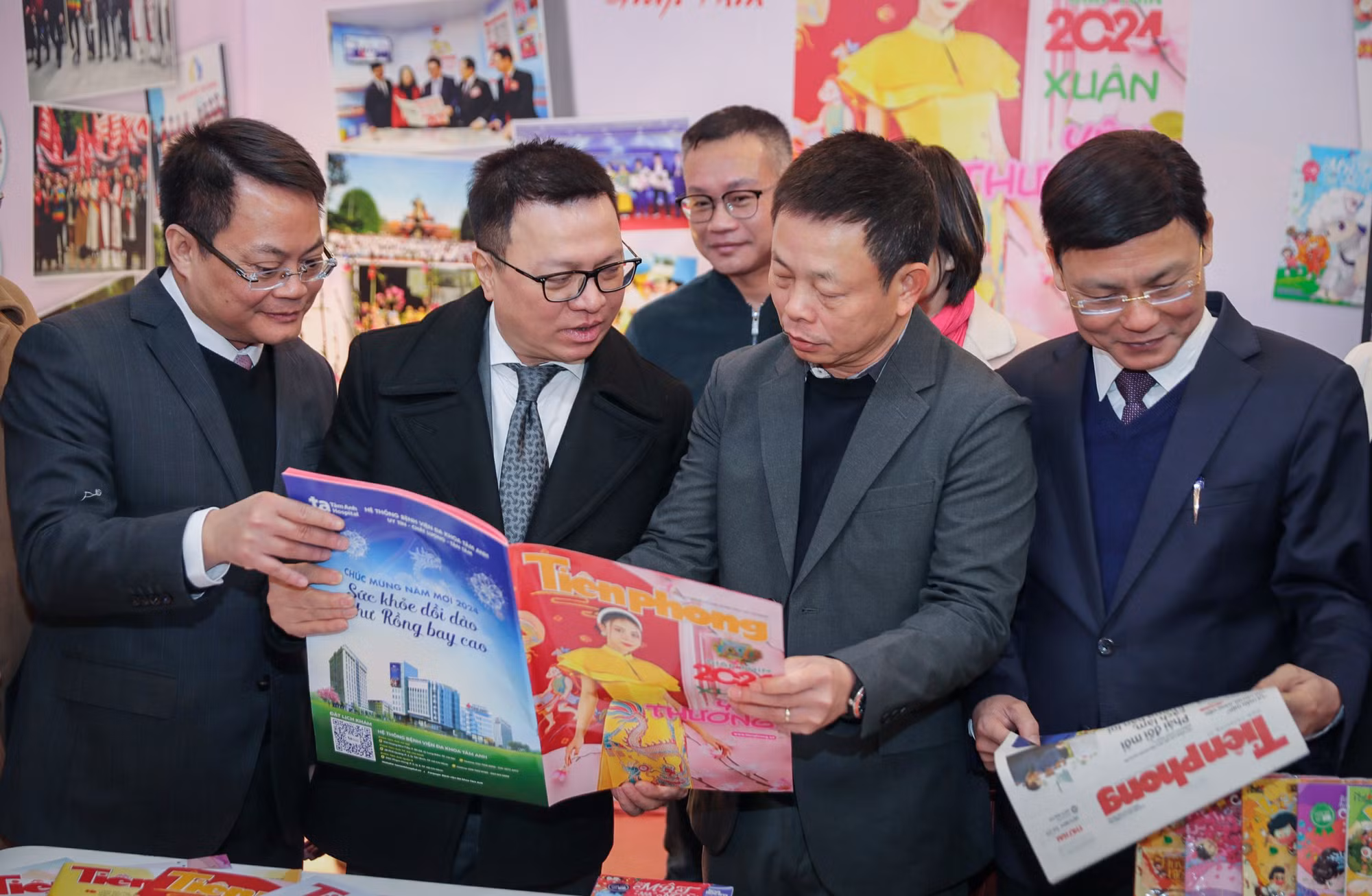 Hội Báo Xuân Hà Nội là ngày hội của những người làm báo Hà Nội với nhiều nét đặc thù của Thủ đô bởi đây là nơi tập trung rất nhiều cơ quan báo chí của Trung ương và thành phố. Nhiều gian hàng trưng bày rất ấn tượng. Nhiều tác phẩm báo Tết đẹp về hình thức, phong phú về nội dung phản ánh đầy đủ toàn diện các hoạt động của thành phố trong năm qua.