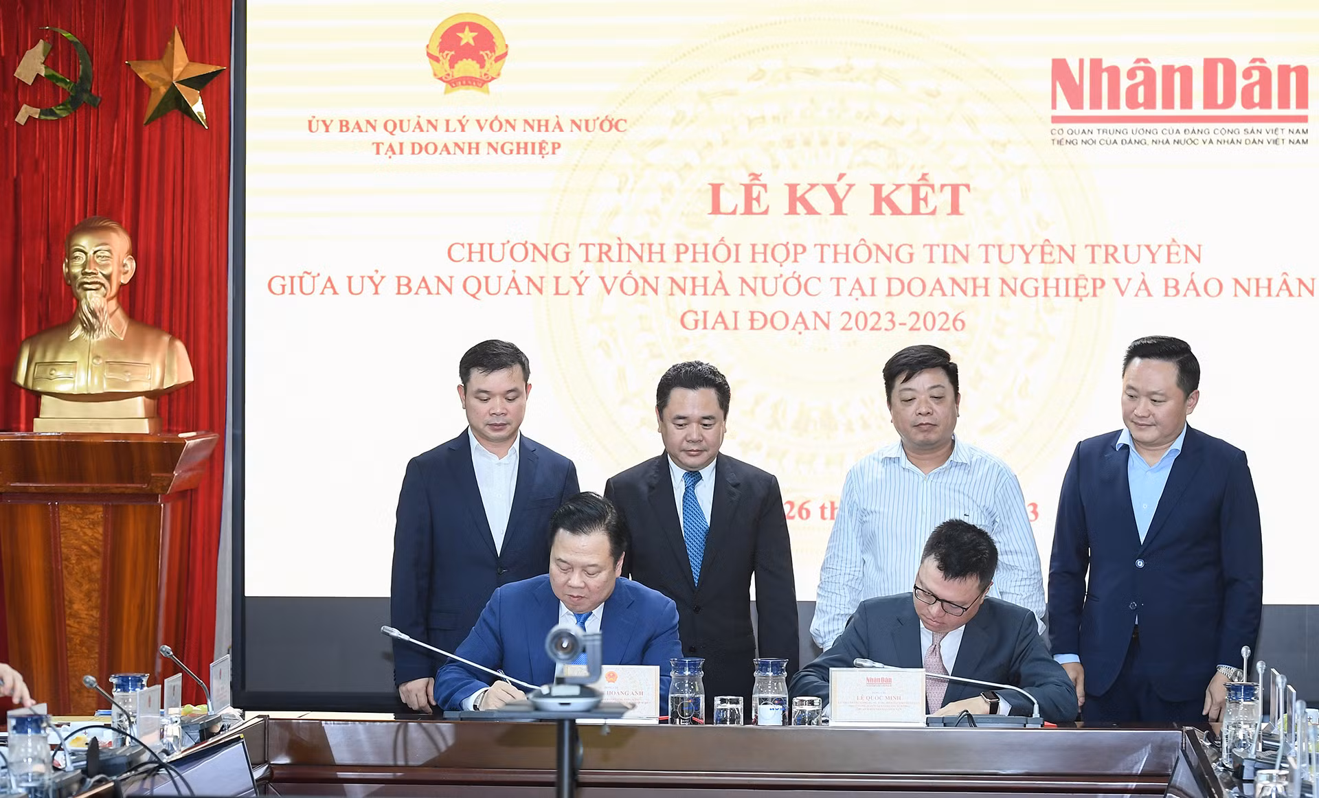 Tại Lễ ký kết, Tổng Biên tập Báo Nhân Dân Lê Quốc Minh và Chủ tịch Ủy ban Quản lý vốn nhà nước tại doanh nghiệp Nguyễn Hoàng Anh đã thực hiện nghi thức ký kết chương trình phối hợp thông tin, tuyên truyền giữa hai cơ quan. Tại Lễ ký kết, Tổng Biên tập Báo Nhân Dân Lê Quốc Minh và Chủ tịch Ủy ban Quản lý vốn nhà nước tại doanh nghiệp Nguyễn Hoàng Anh đã thực hiện nghi thức ký kết chương trình phối hợp thông tin, tuyên truyền giữa hai cơ quan.