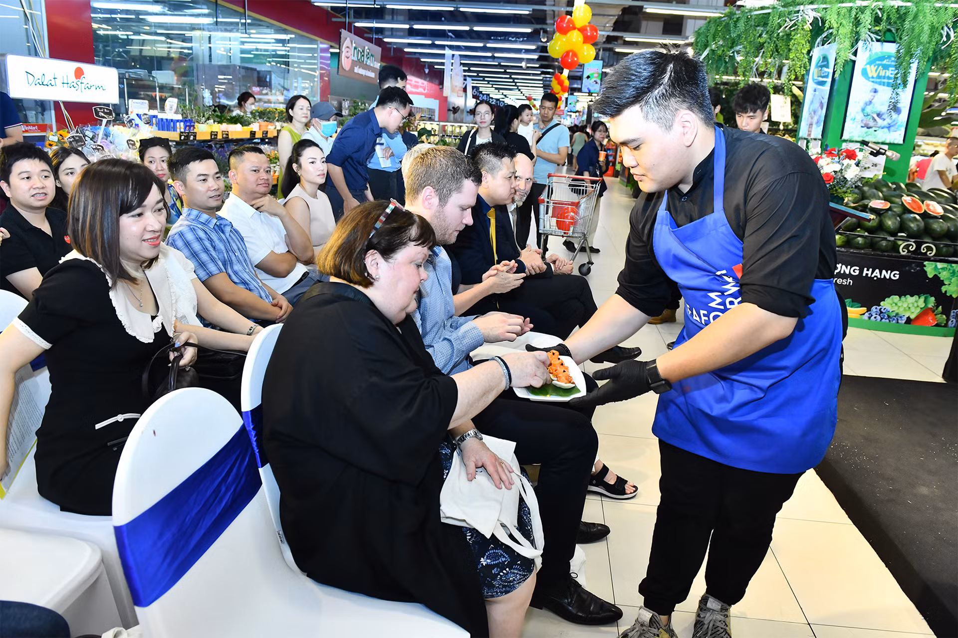 Các đại biểu và khách thưởng thức món cá hồi muối nổi tiếng của Na Uy. Các đại biểu và khách thưởng thức món cá hồi muối nổi tiếng của Na Uy.
