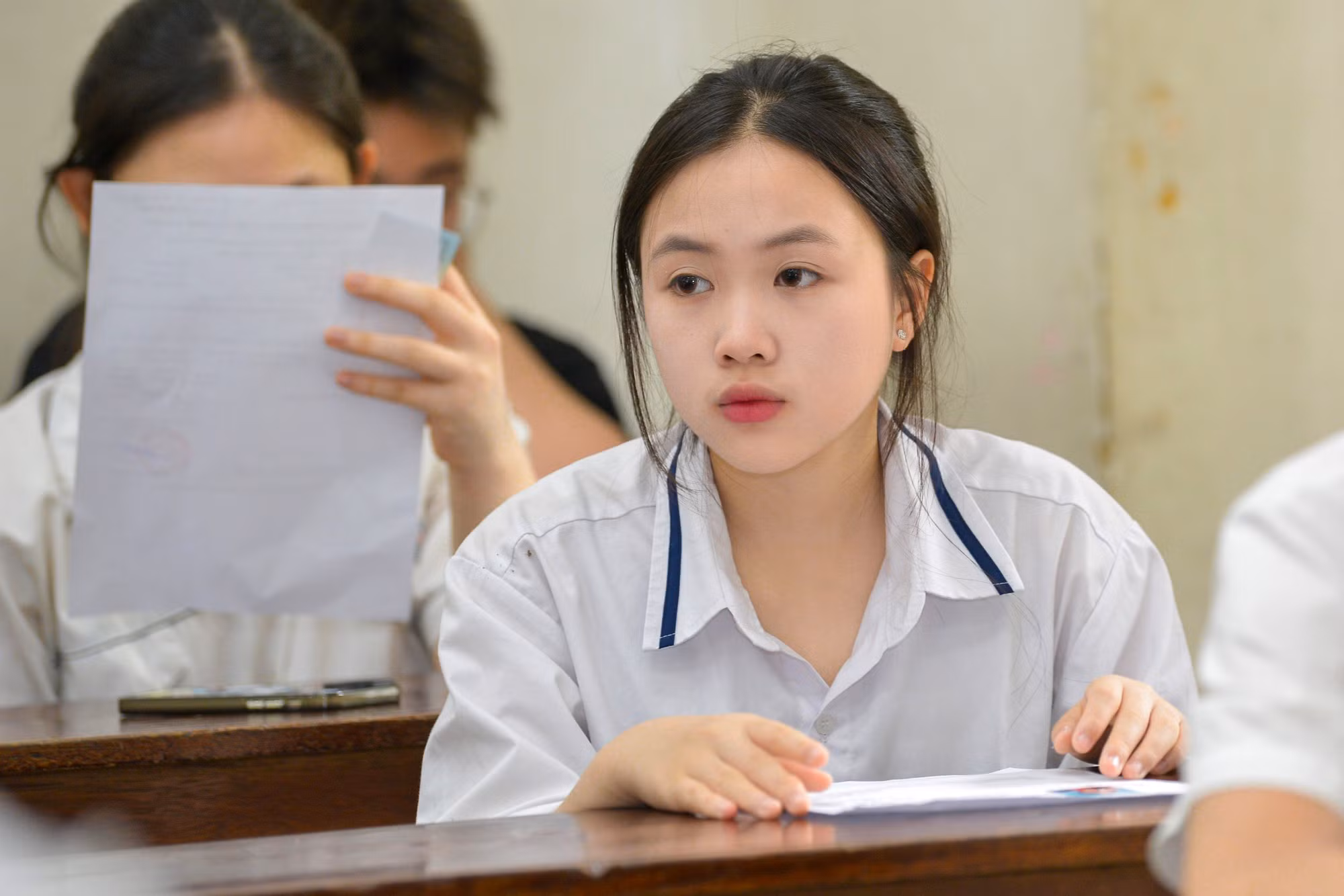 [Ảnh] Các sĩ tử Thủ đô trong ngày làm thủ tục tuyển sinh vào lớp 10 ảnh 9