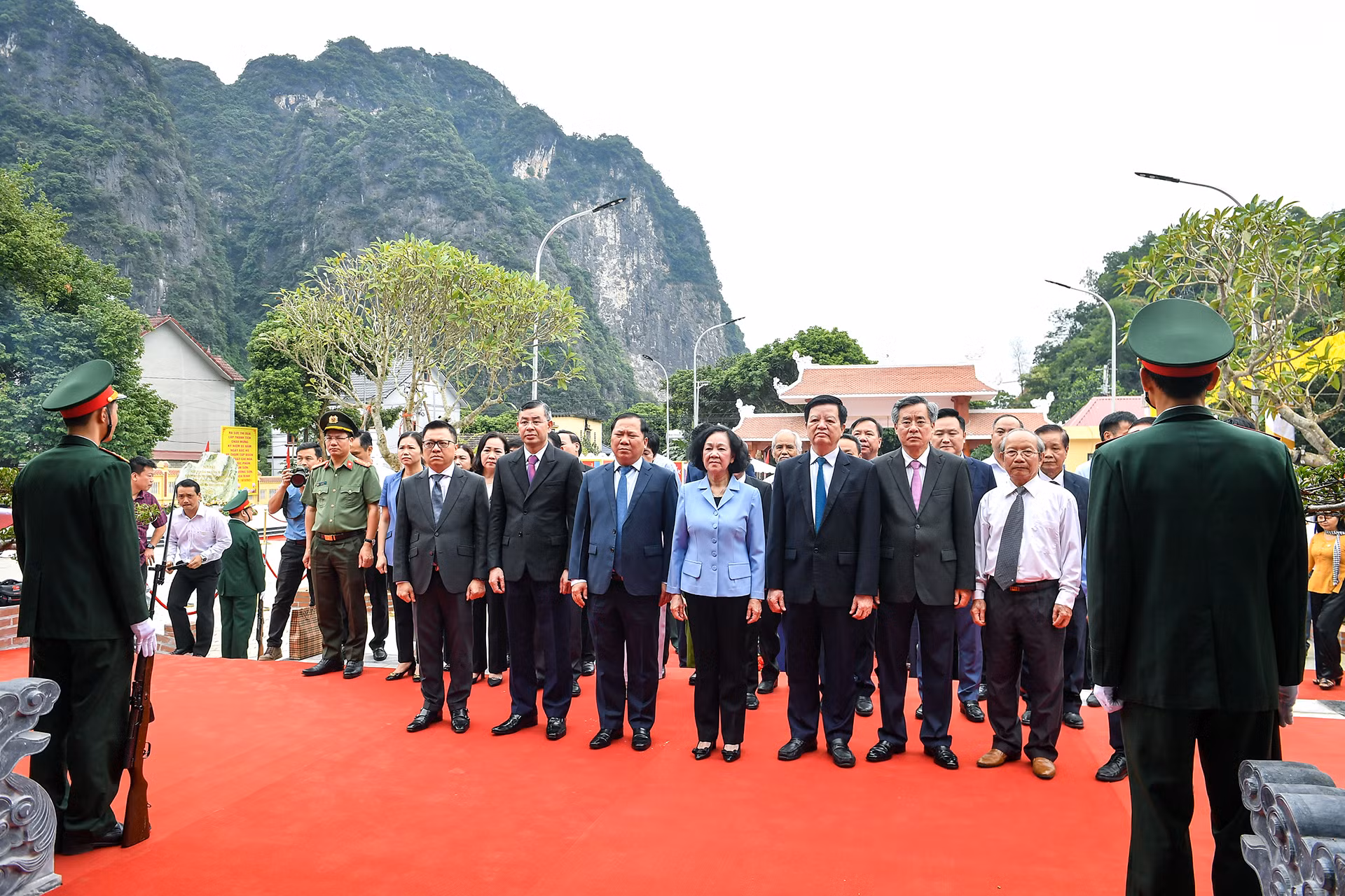 Đồng chí Trương Thị Mai, Ủy viên Bộ Chính trị, Thường trực Ban Bí thư, Trưởng Ban Tổ chức Trung ương cùng các đồng chí lãnh đạo chuẩn bị dâng hương tại Nhà tưởng niệm Bác Hồ trong khu di tích Bác Hồ về thăm Tập đoàn sản xuất Chí Hòa.