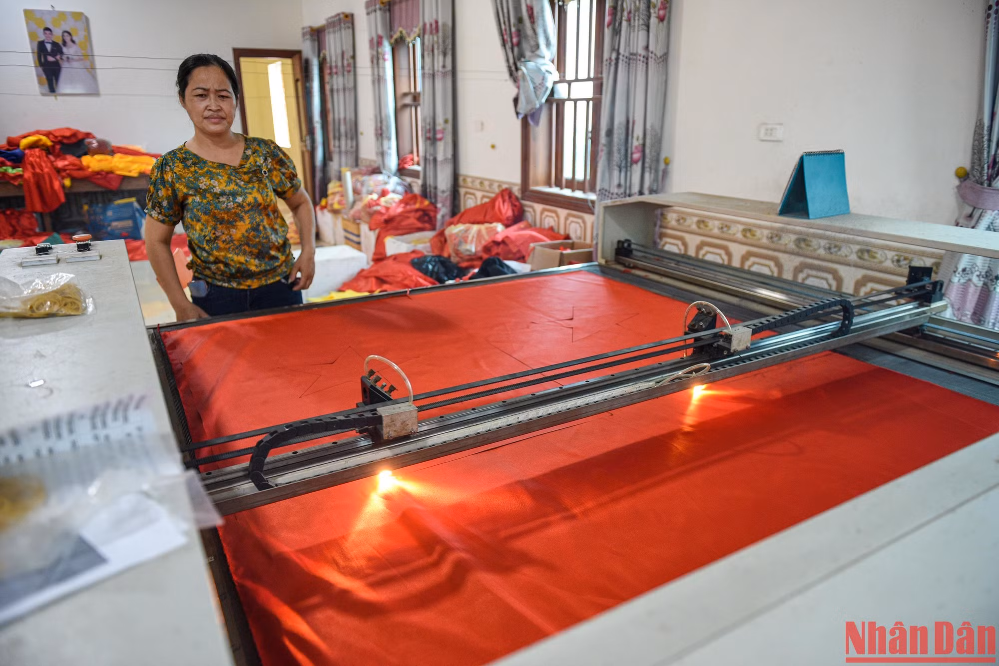Gia đình chị Vương Thị Nhung là một trong những hộ sản xuất cờ lớn nhất ở Từ Vân. Gia đình chị Vương Thị Nhung là một trong những hộ sản xuất cờ lớn nhất ở Từ Vân.