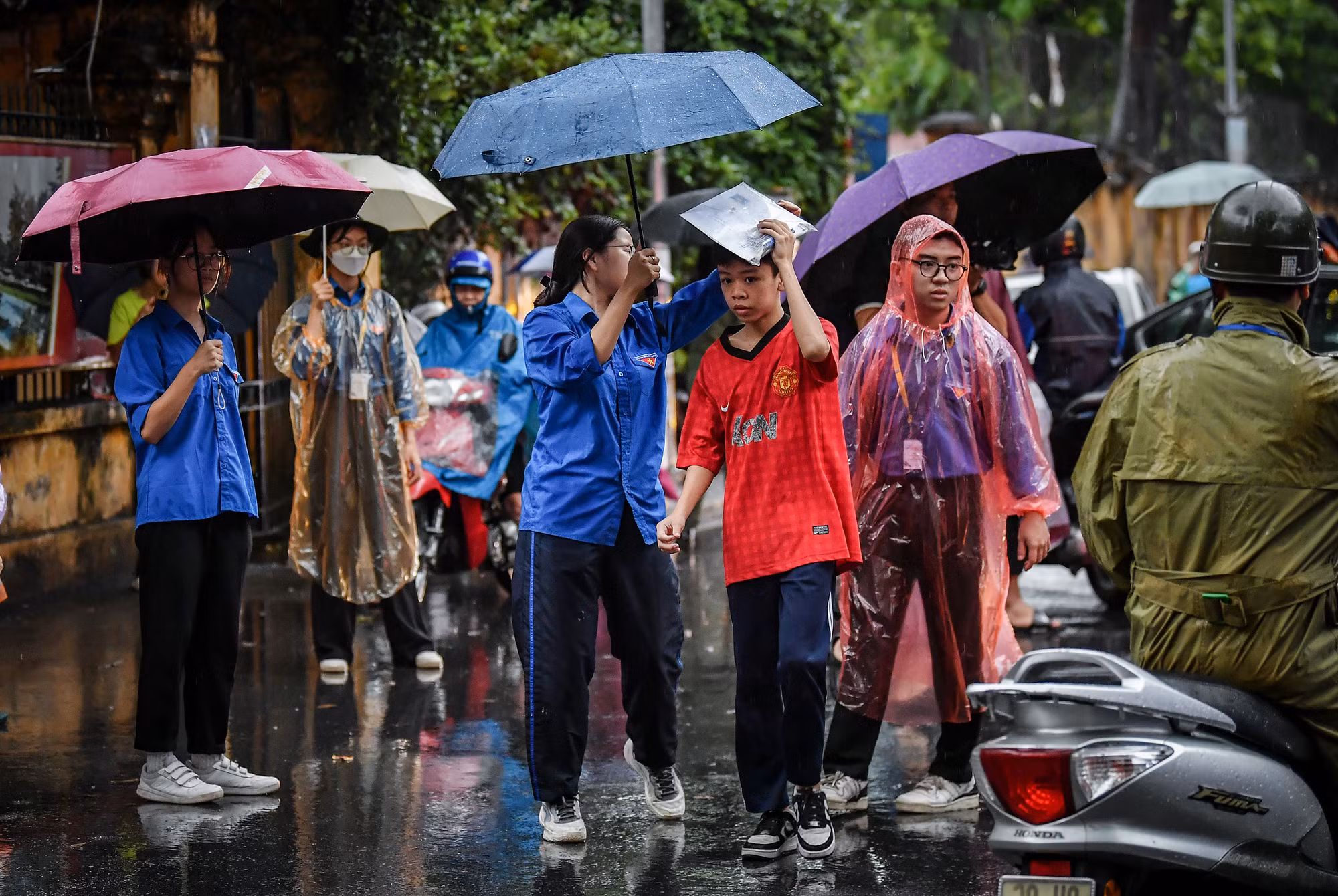 Các thí sinh được lực lượng sinh viên tình nguyện hỗ trợ hết mình dưới cơn mưa tầm tã đầu giờ sáng. Các thí sinh được lực lượng sinh viên tình nguyện hỗ trợ hết mình dưới cơn mưa tầm tã đầu giờ sáng.