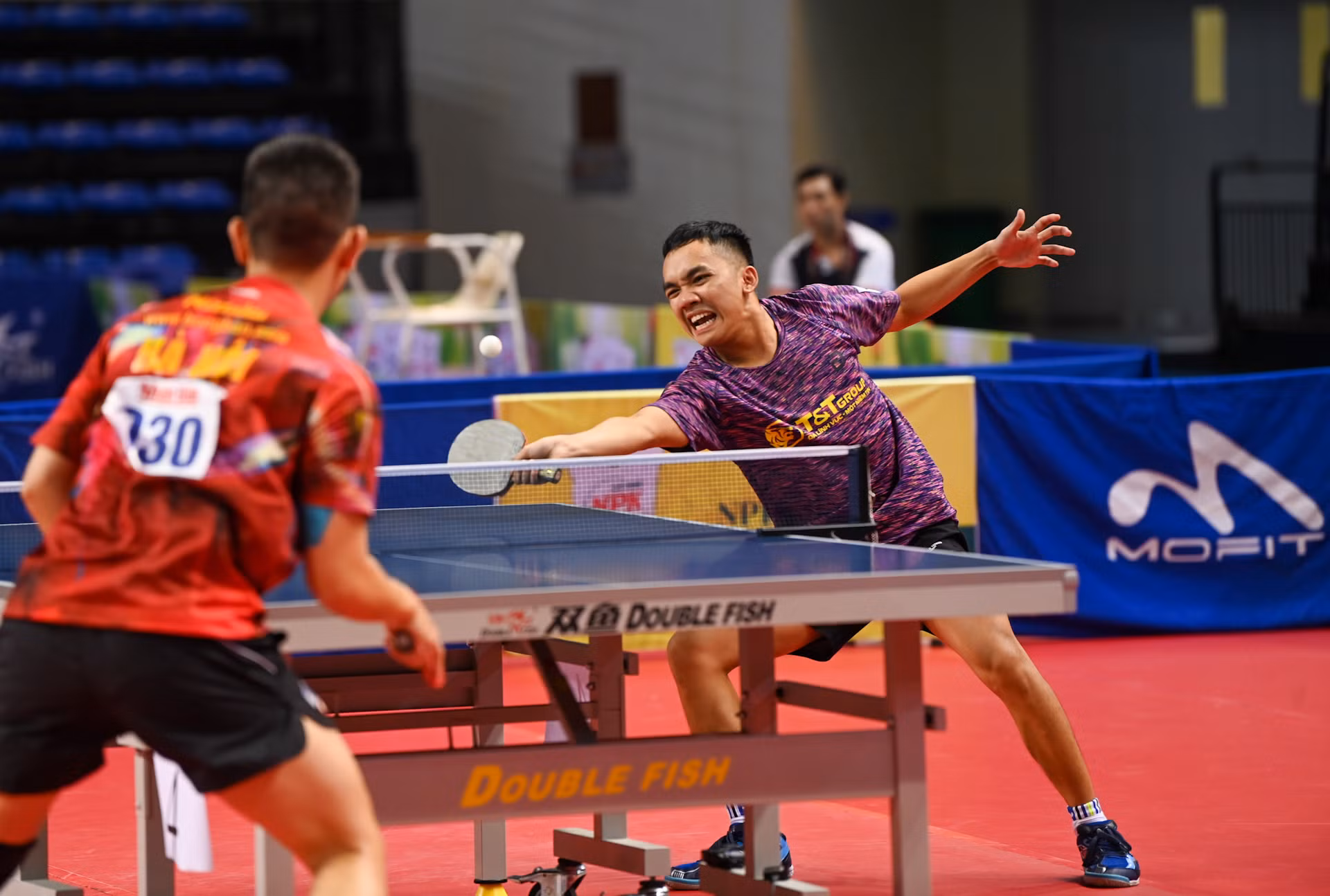 Thi đấu áp đảo trong trận đấu thứ hai, Đinh Anh Hoàng (CLB Hà Nội T&amp;T) giành thắng lợi, cân bằng điểm số giữa hai đội.