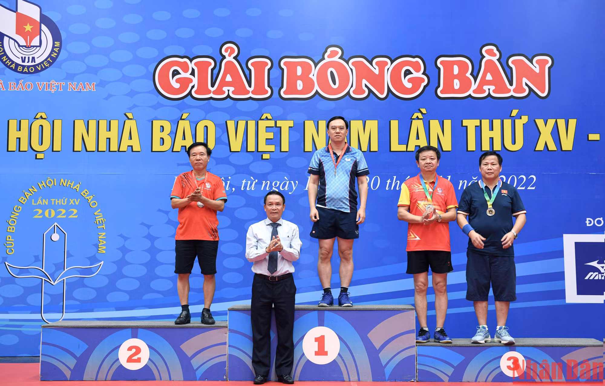 Phó Chủ tịch Thường trực Hội Nhà báo Việt Nam Nguyễn Đức Lợi trao giải Đơn nam lãnh đạo cho các vận động viên. Vận động viên Ngô Việt Anh của Báo Nhân Dân đã giành Huy chương Vàng. Phó Chủ tịch Thường trực Hội Nhà báo Việt Nam Nguyễn Đức Lợi trao giải Đơn nam lãnh đạo cho các vận động viên. Vận động viên Ngô Việt Anh của Báo Nhân Dân đã giành Huy chương Vàng.